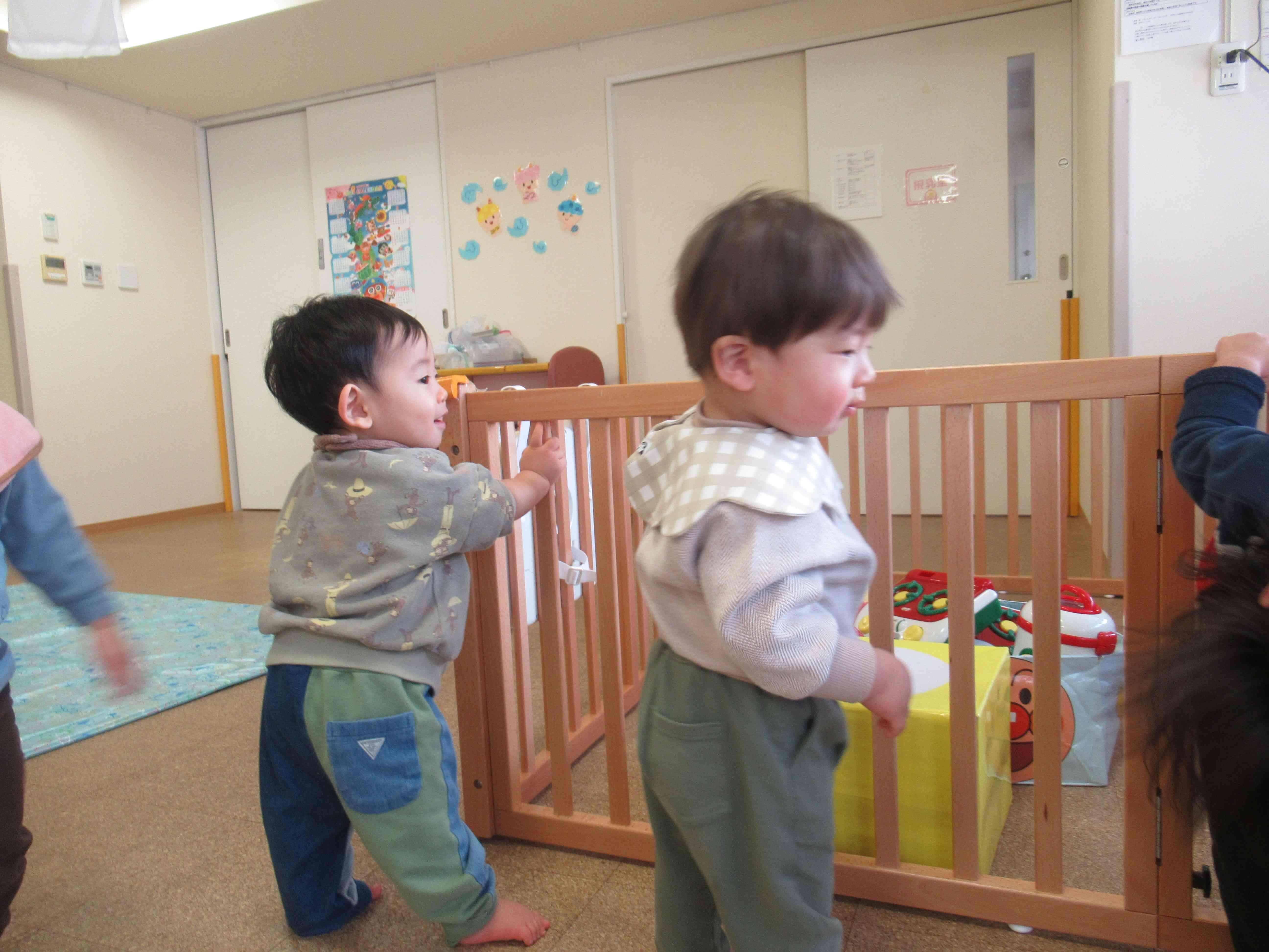 室内遊びの様子（0歳児）