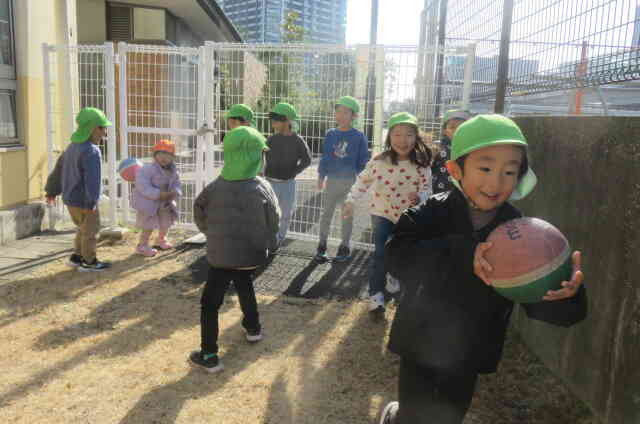 園庭でみんなで遊ぼう!