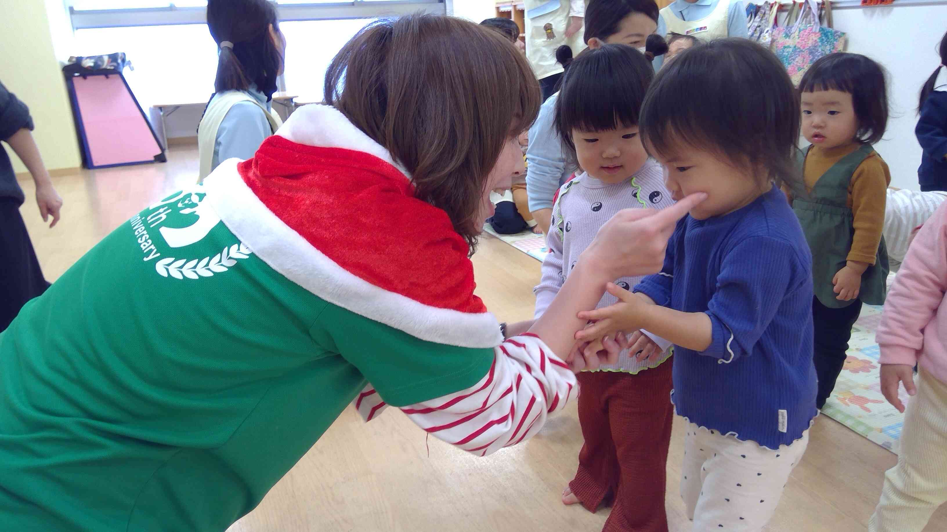 最後は先生とバイバイ握手