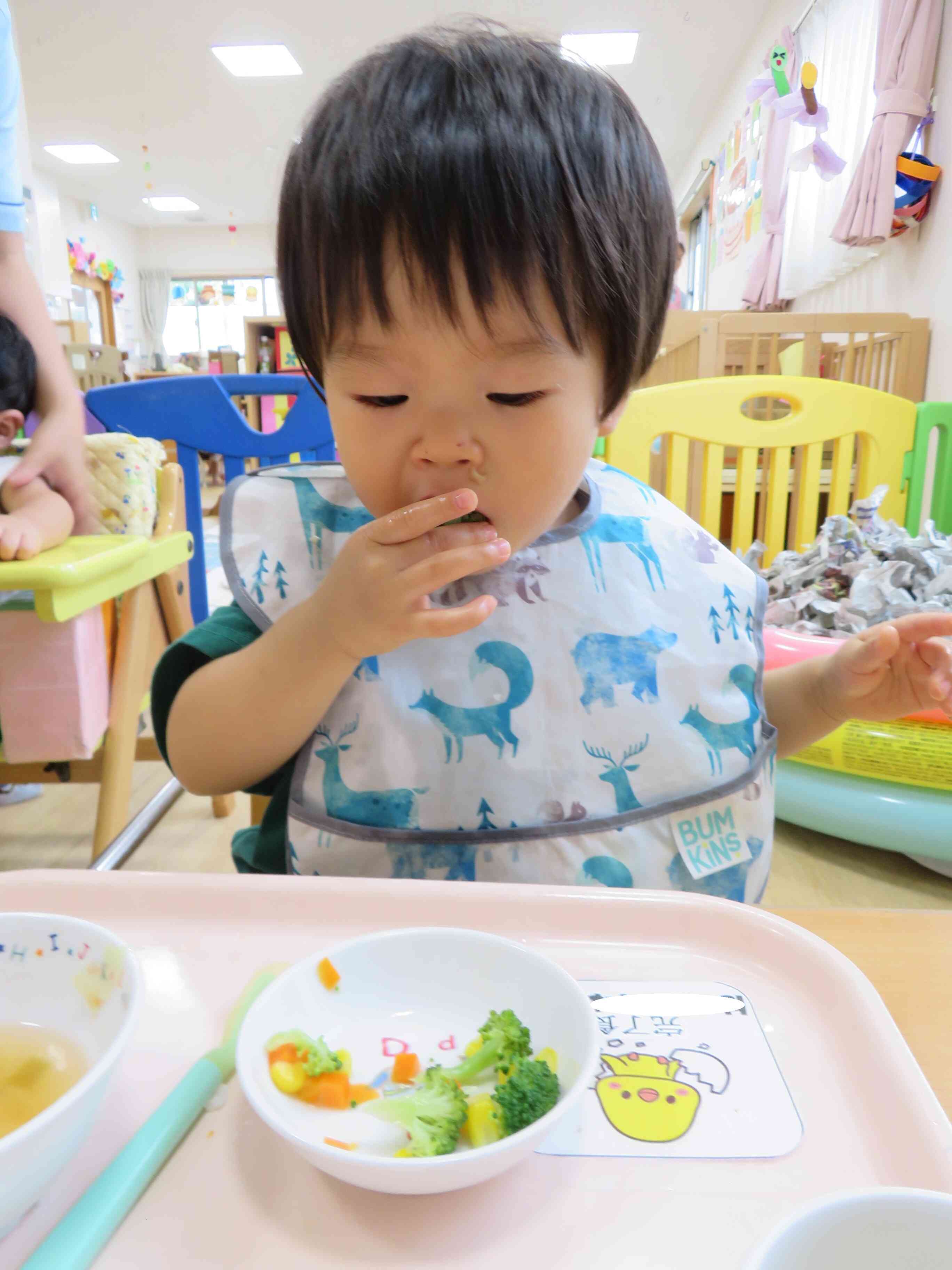 パクパク☆夢中です！一生懸命食べている姿がかわいいですね。