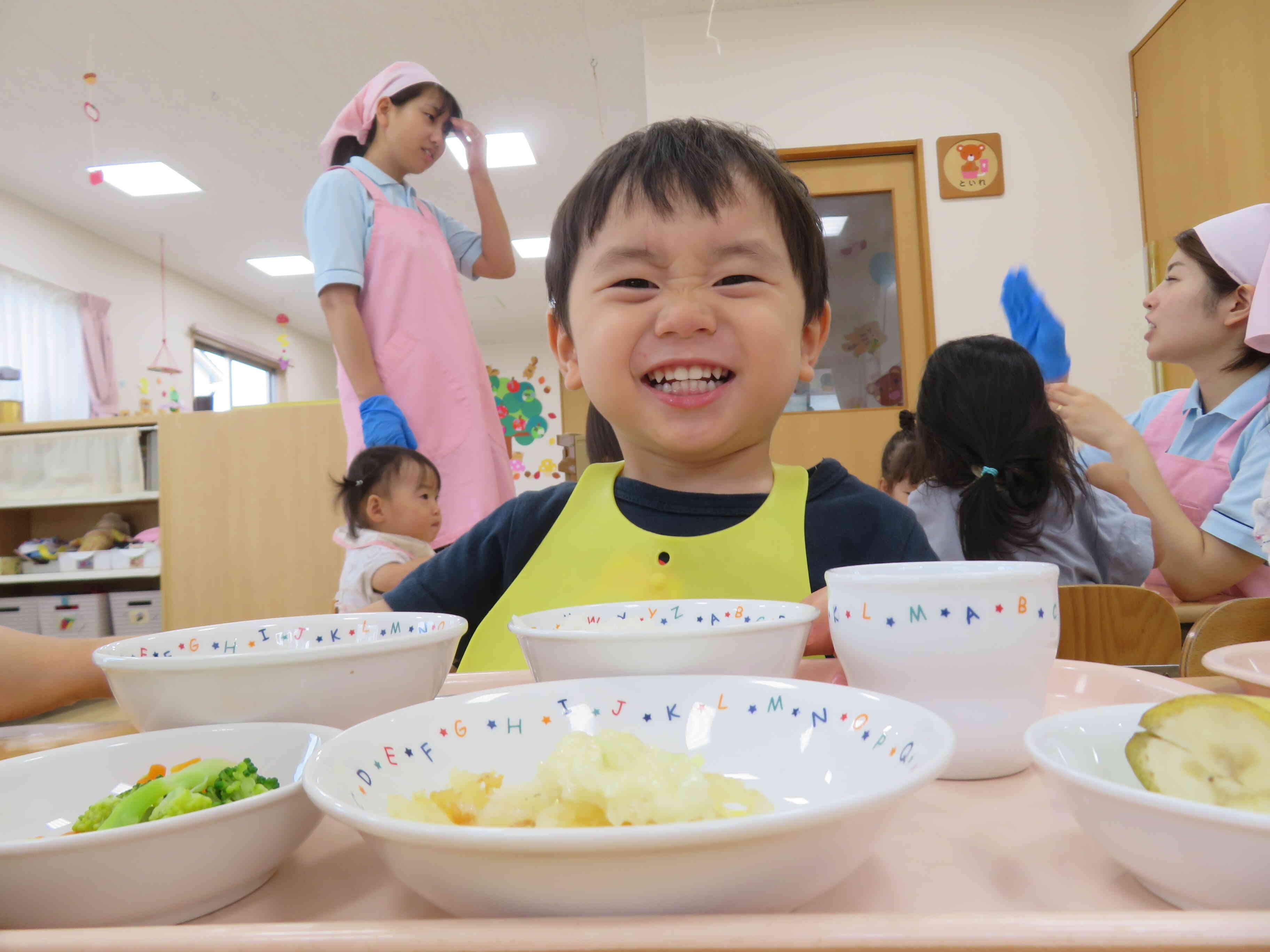 美味しい給食を目の前にして、にんまり笑顔で「いただきます！！」