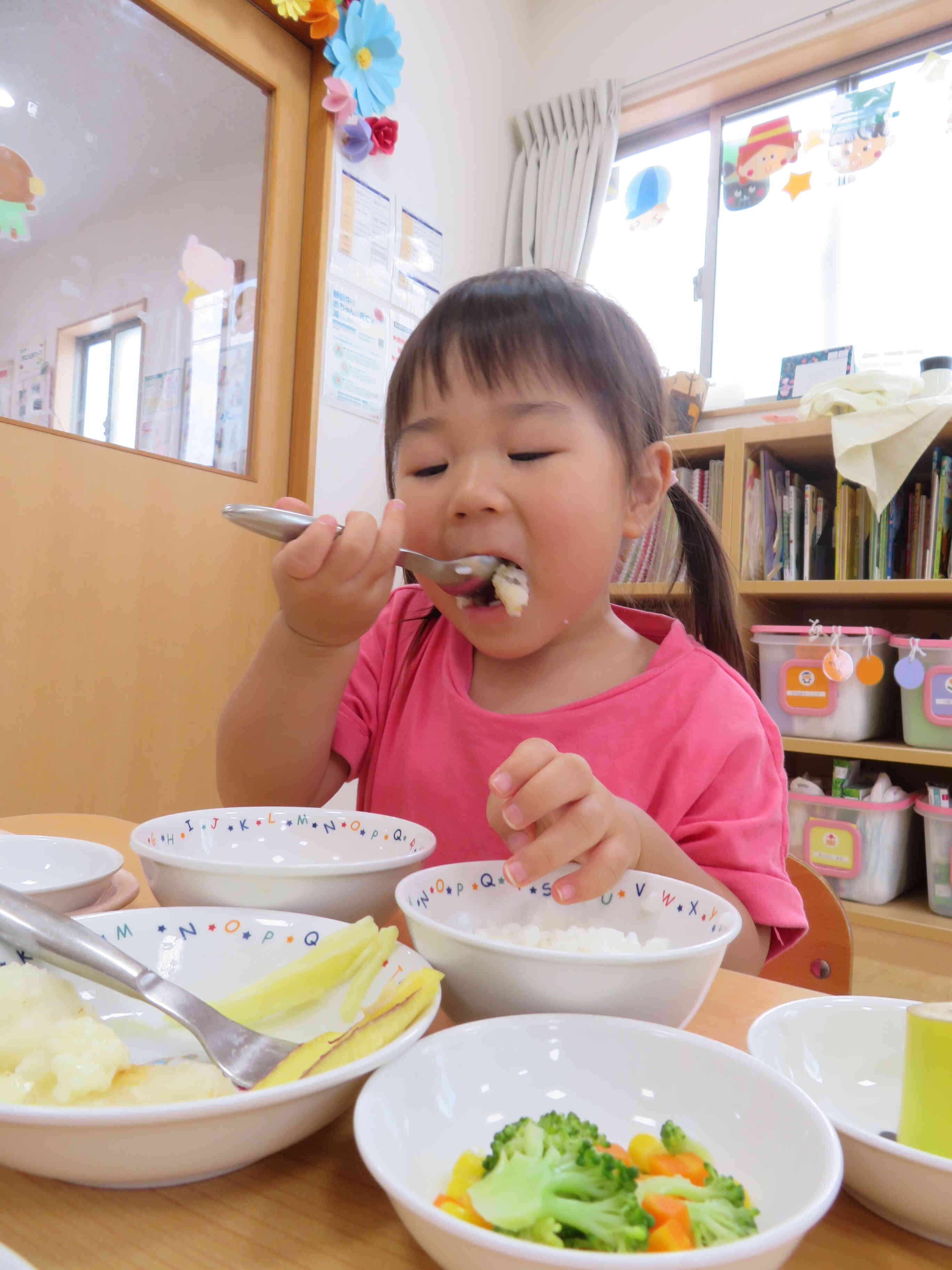 元気モリモリ★「お野菜も食べる！！」と張り切って食べていました。エプロンなしで、こぼさず食べれるよ。