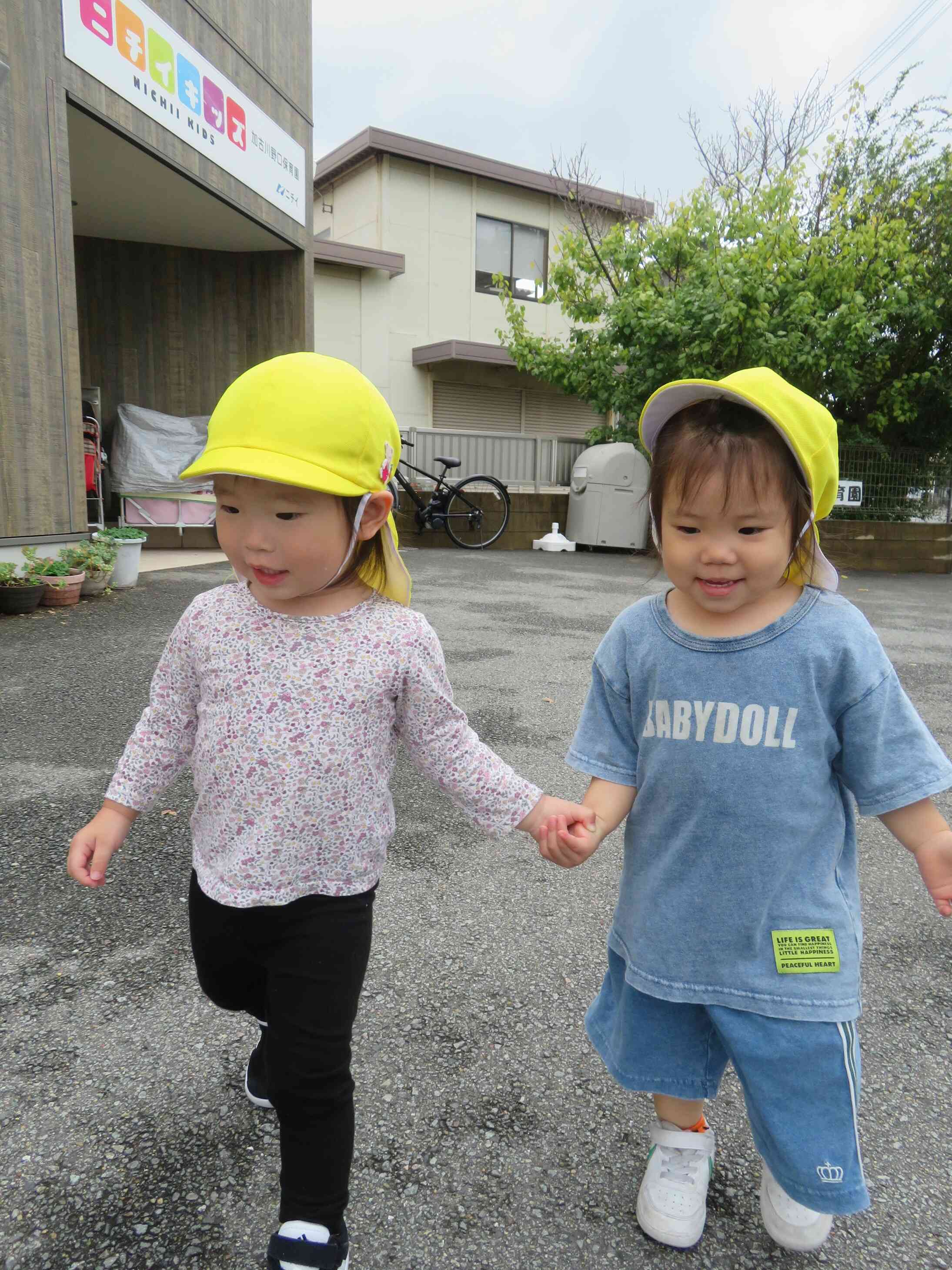 裏庭に行くのもしっかり手を繋いで行きますよ。