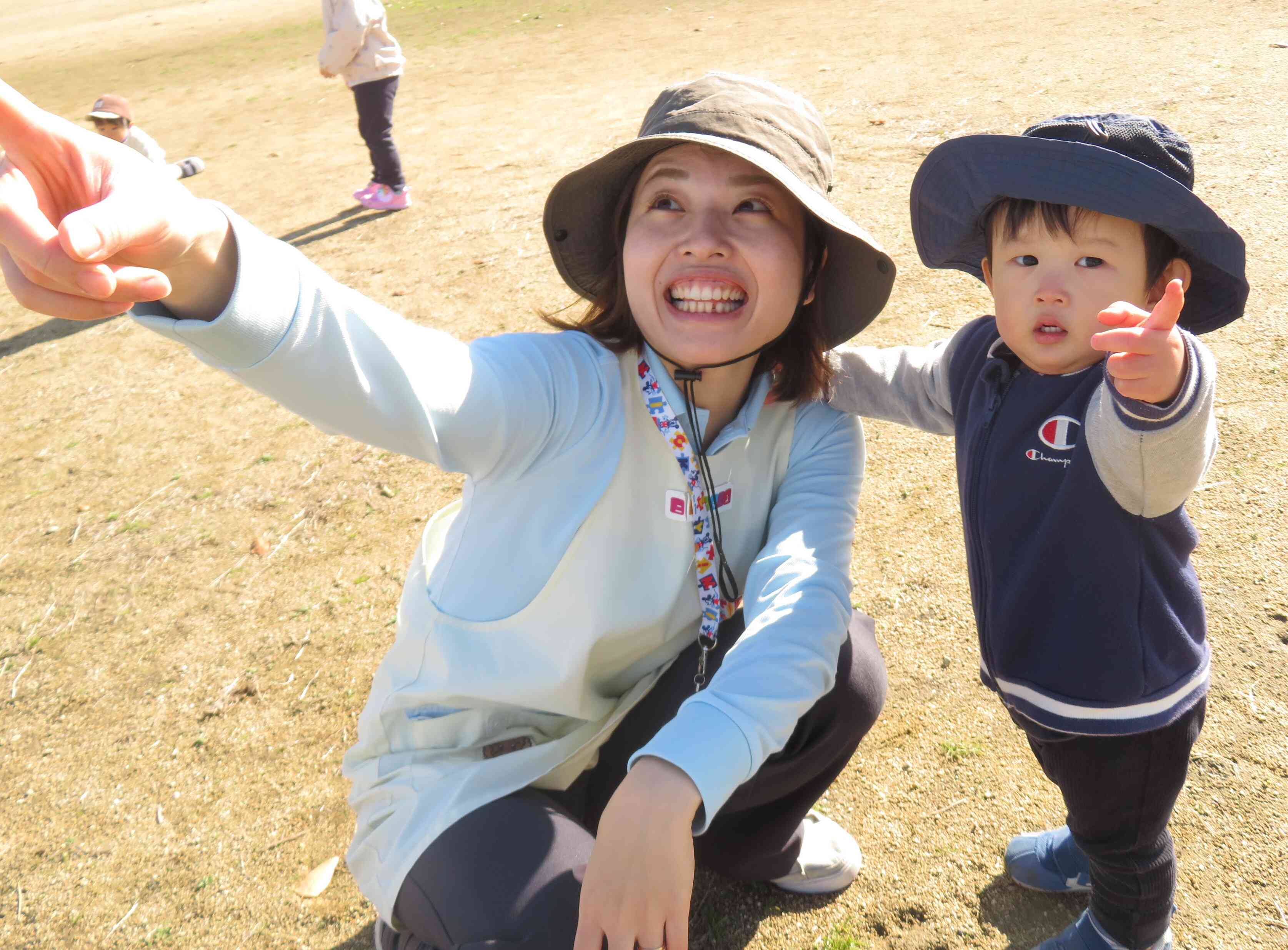 うさぎ組のお友だちが「きょうりゅうのくもみたい！」と言うと、ひよこ組さんも見に来たよ♫