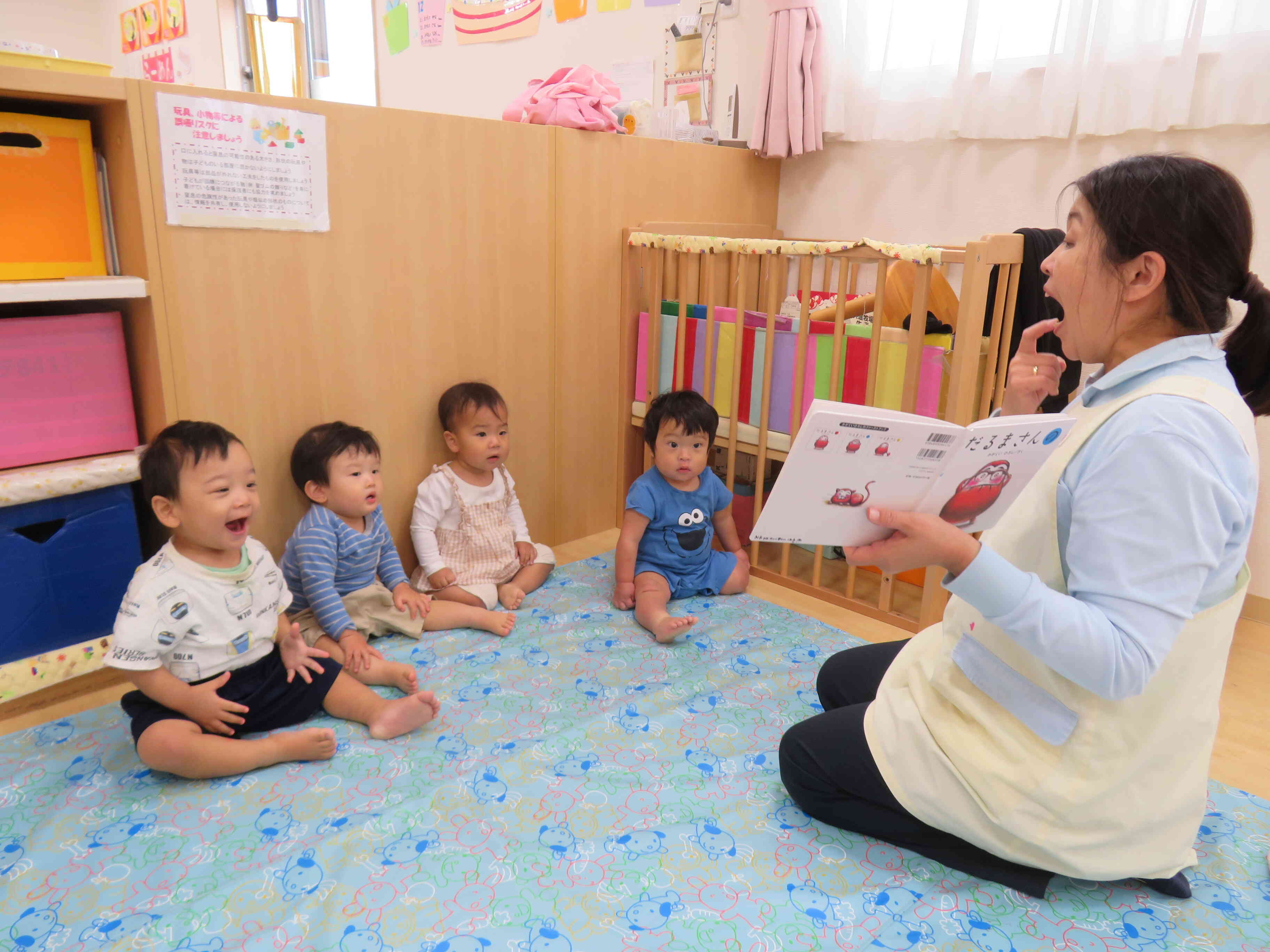 だるまさんの「は！」先生のお口をよく見ていますね♪