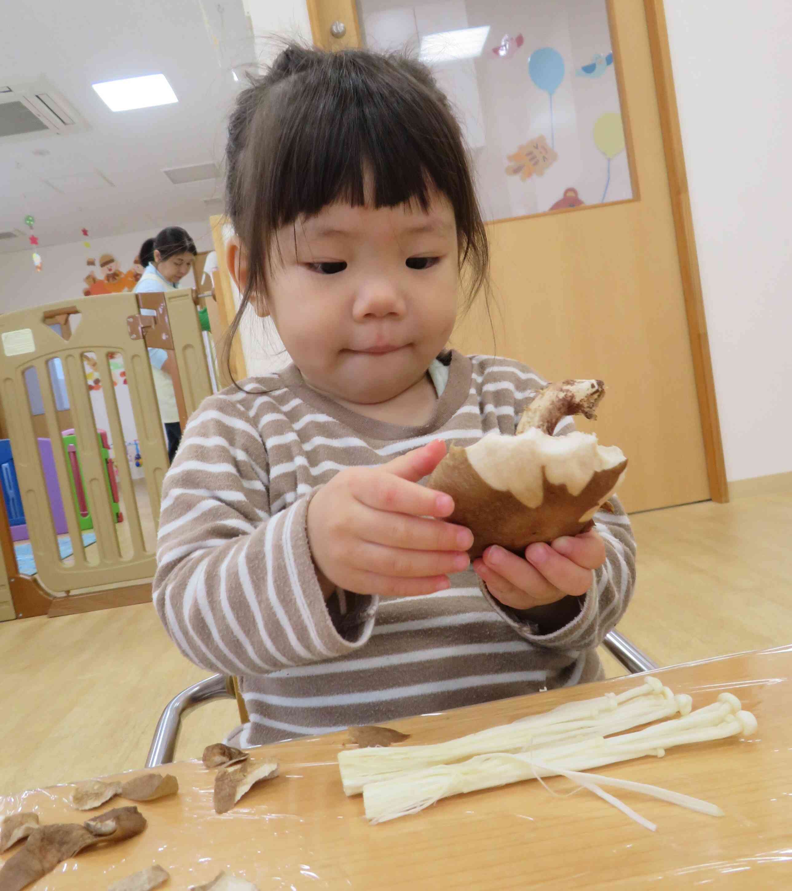 きのこのかさをむきぬき…夢中で遊んでいます☆