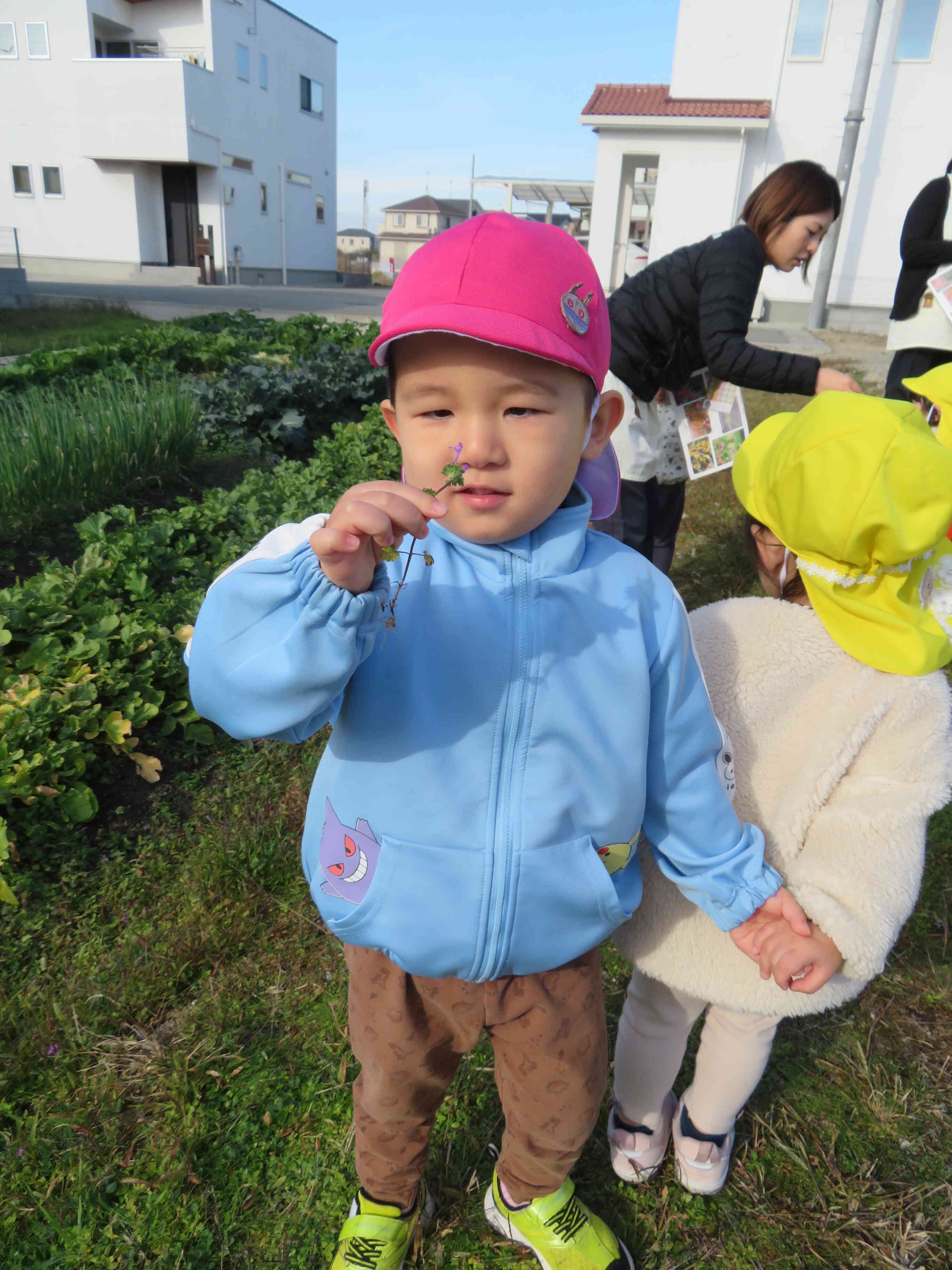 「見て～！綺麗なお花見つけたよ！」