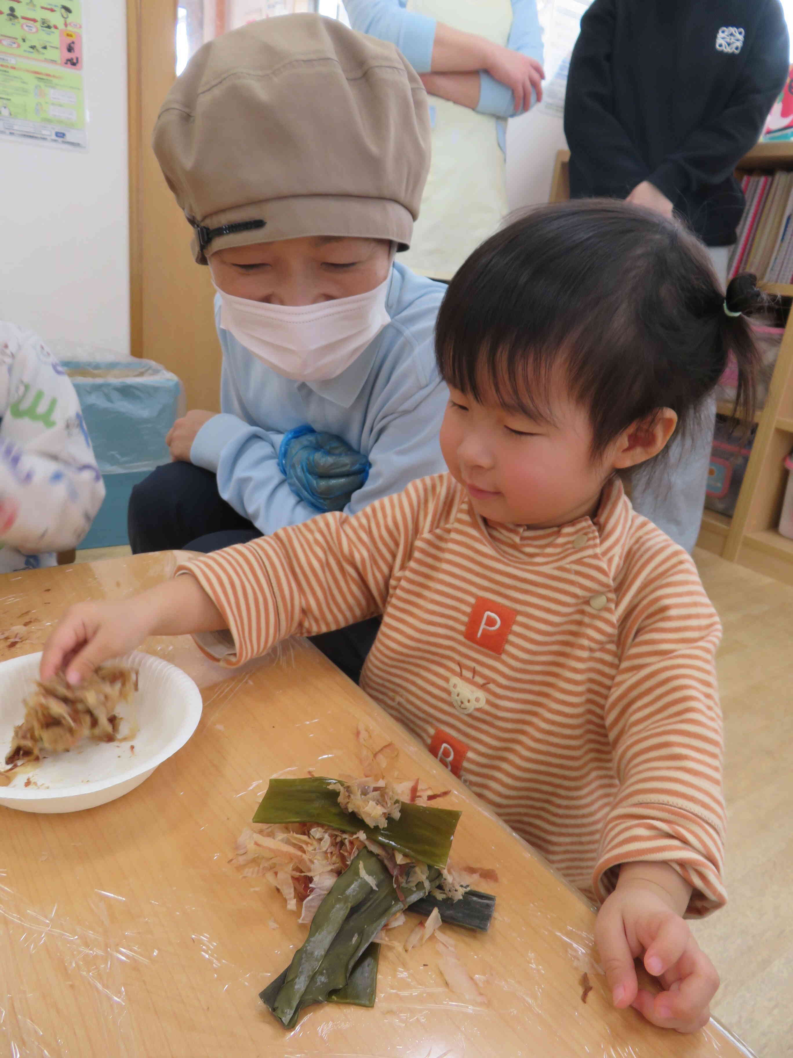 栄養士さんと一緒！こんぶやかつおぶしを積み上げていました！