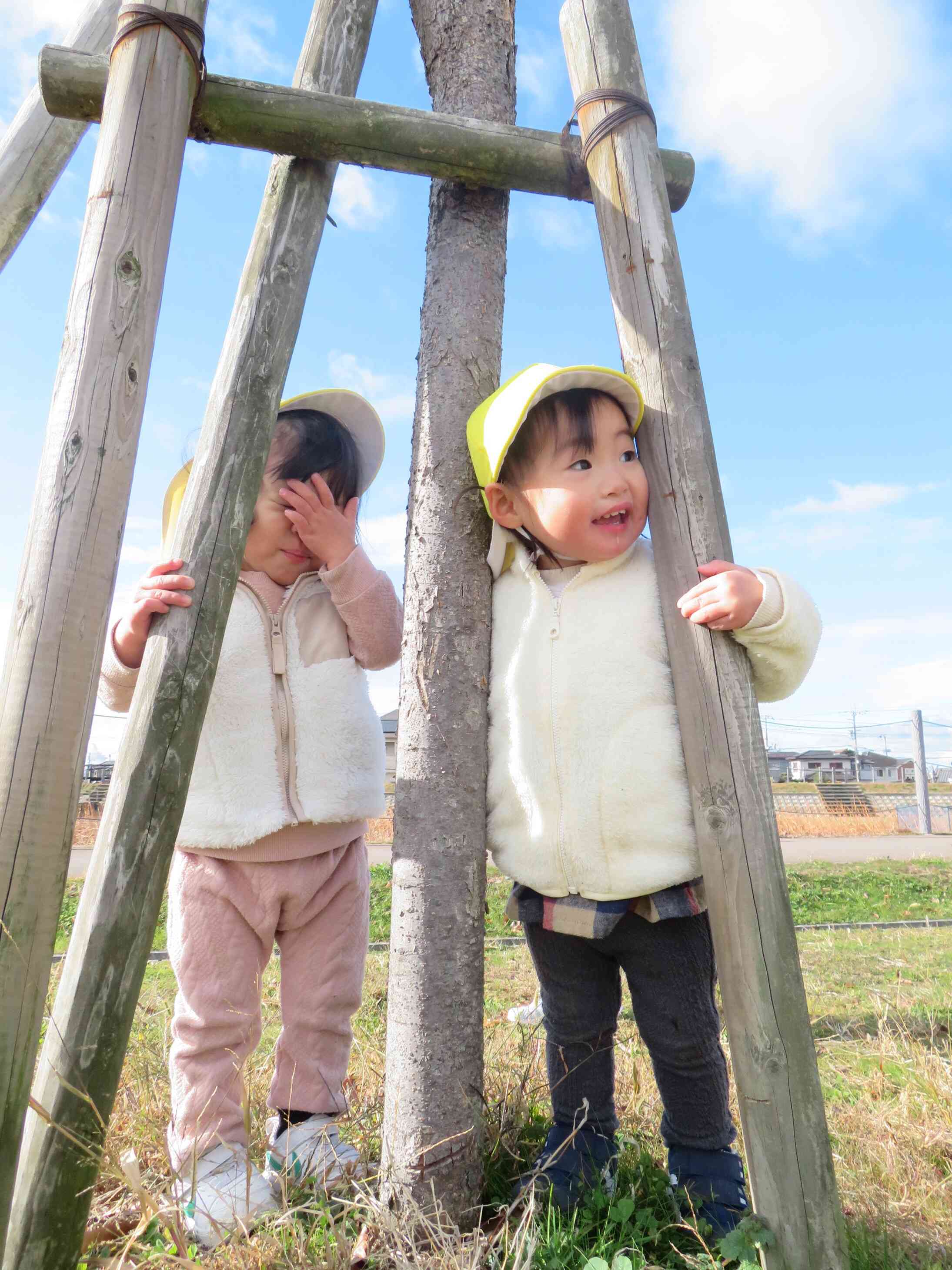 『あ～～～見つかっちゃった！』残念。かくれんぼで遊び中です☆