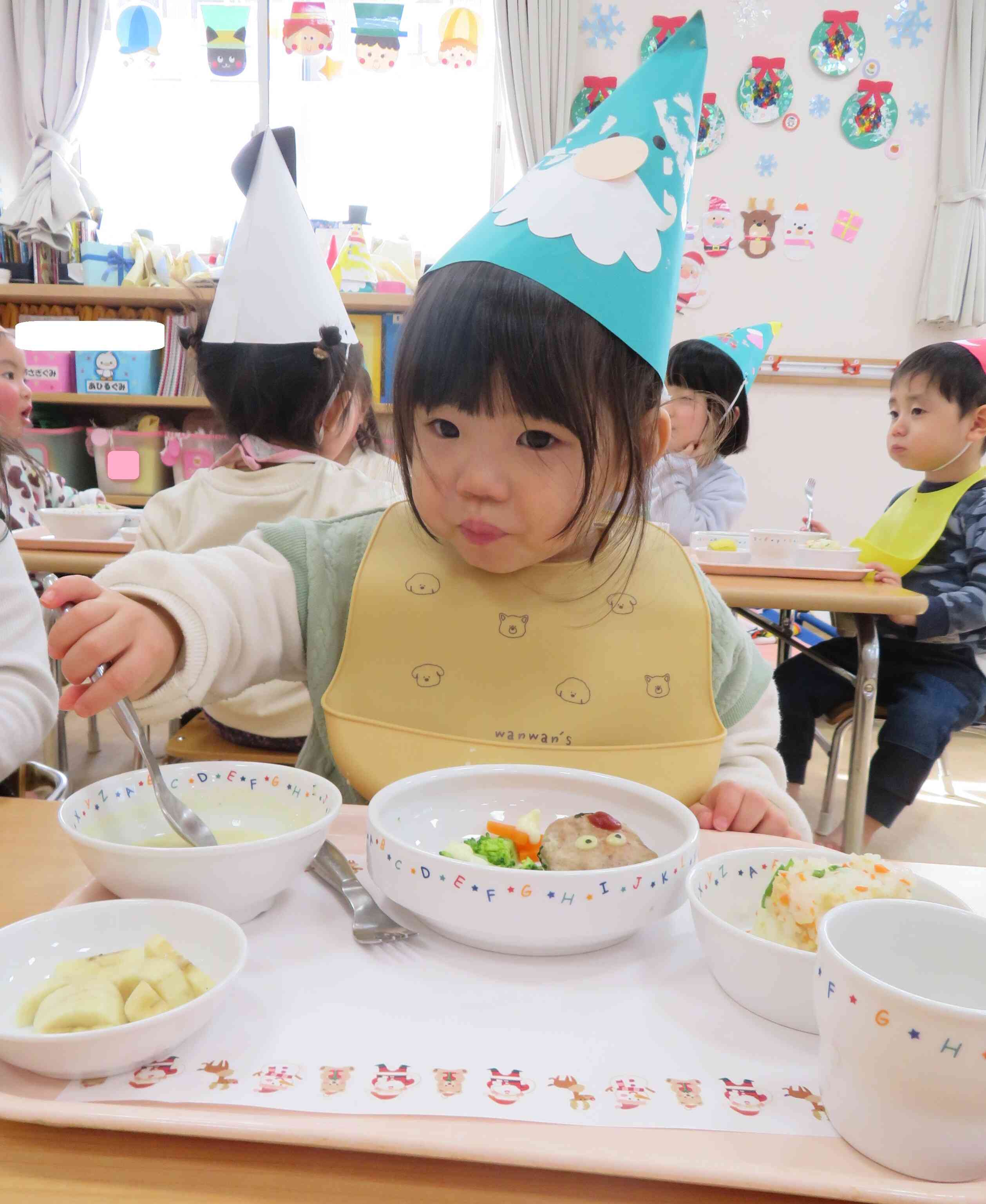 帽子をつけて給食だー！お皿の中に可愛いトナカイがいたよ！食べるのもったいないっ！！