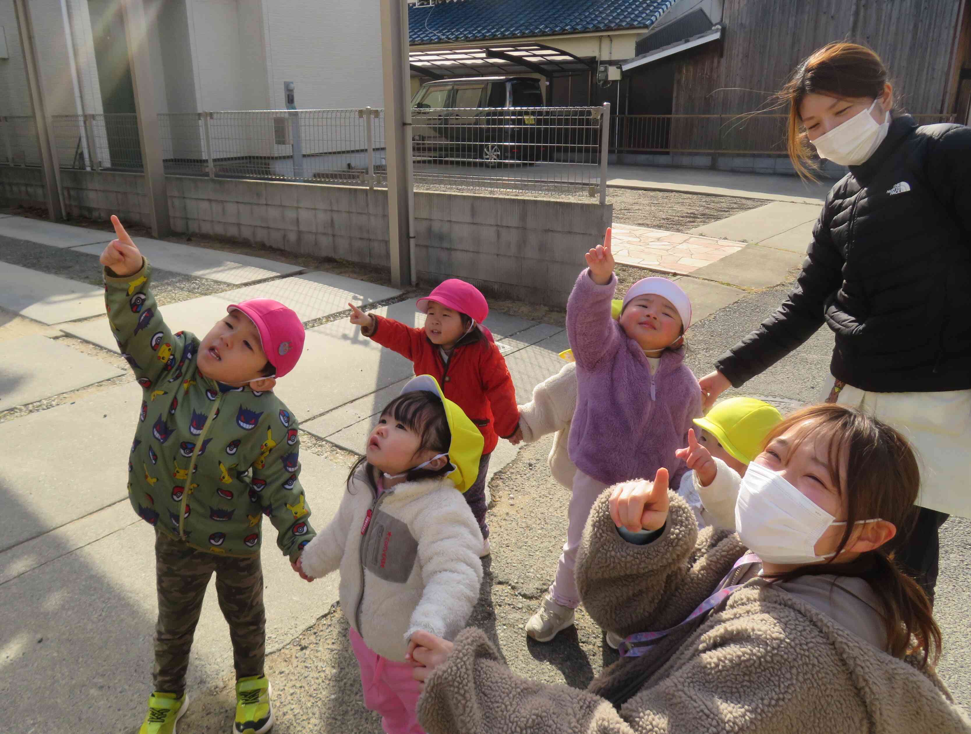 みてみて！飛行機がいっぱい飛んでるよ！