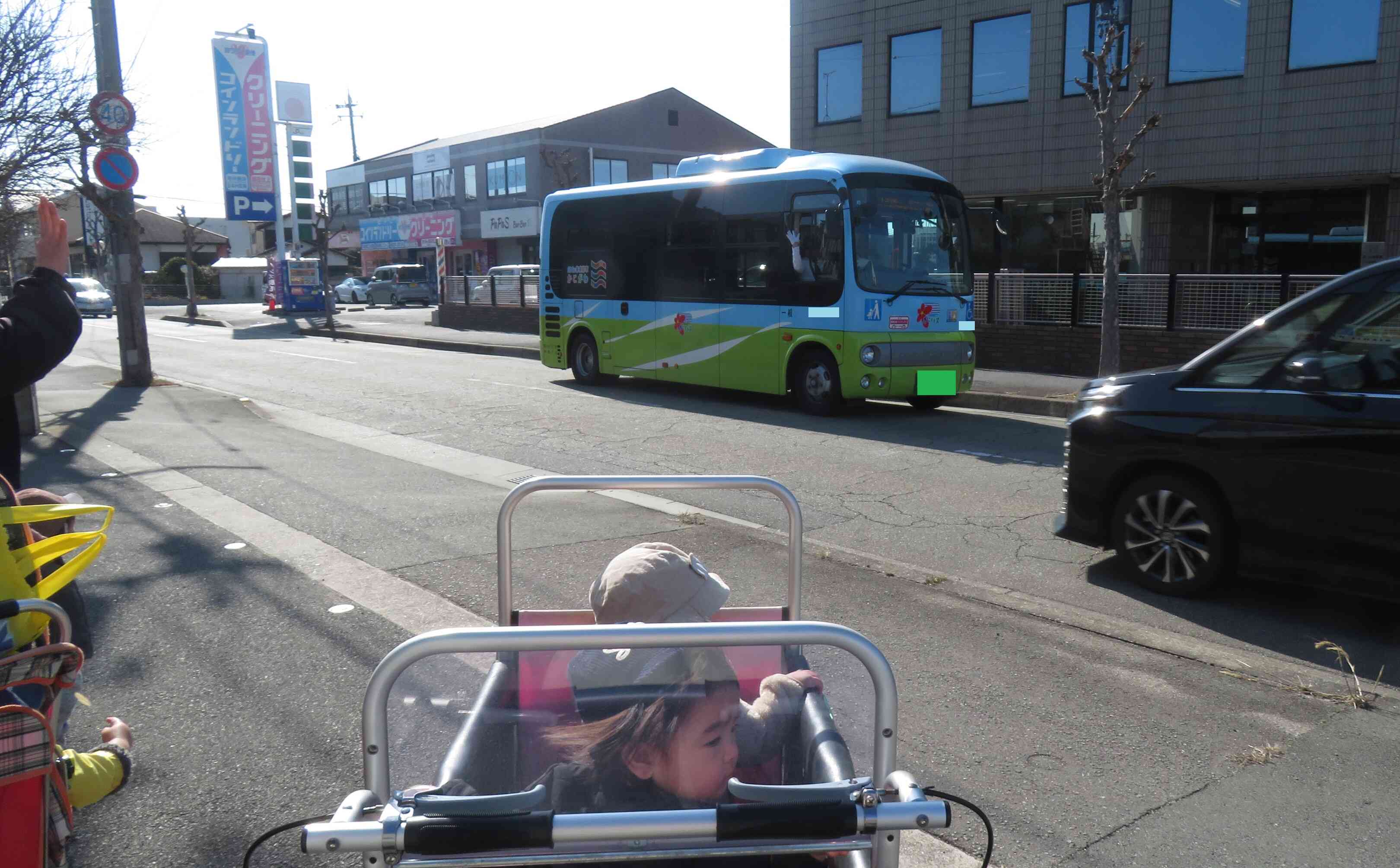 散歩から帰ると園の前の道路をバスが！！！手を振ると運転手さんも手を振ってくれました。嬉しかったね♪