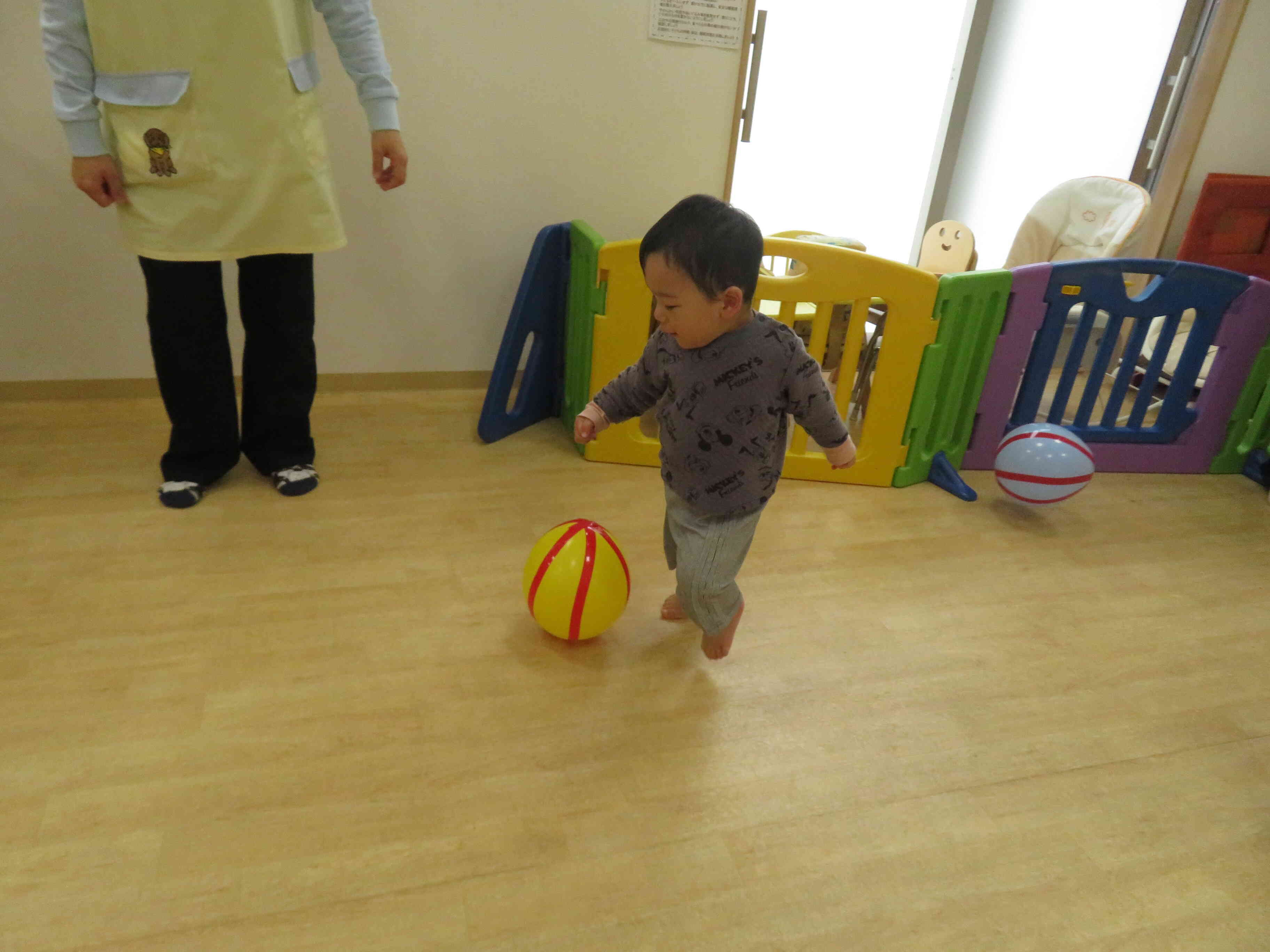 上手に風船を蹴っている様子です☆サッカー選手みたいだね！