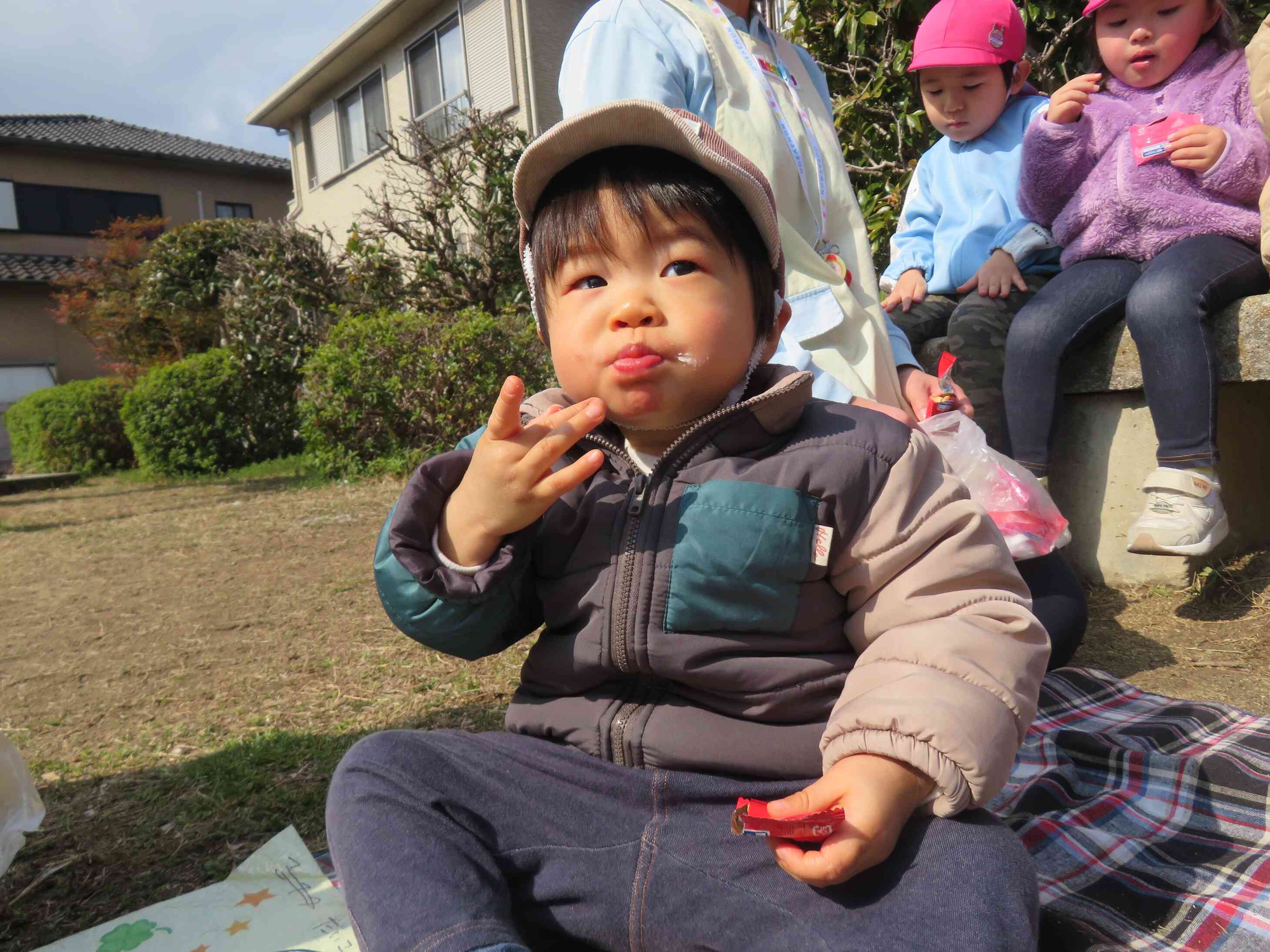 お外で食べるおやつは、特別美味しいね♡