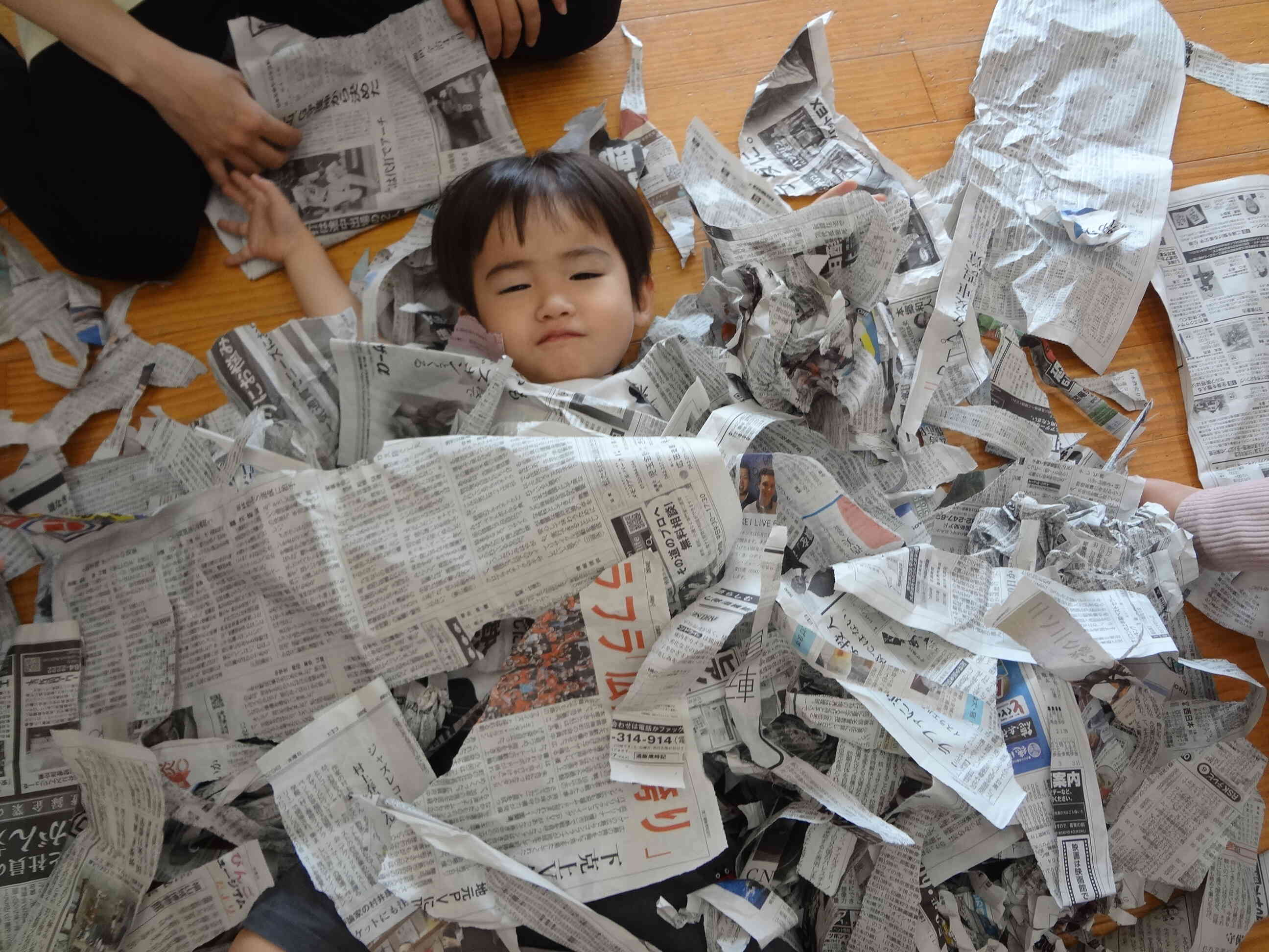 ぼくは新聞のお布団をかけてもらったよ！気持ちいい！