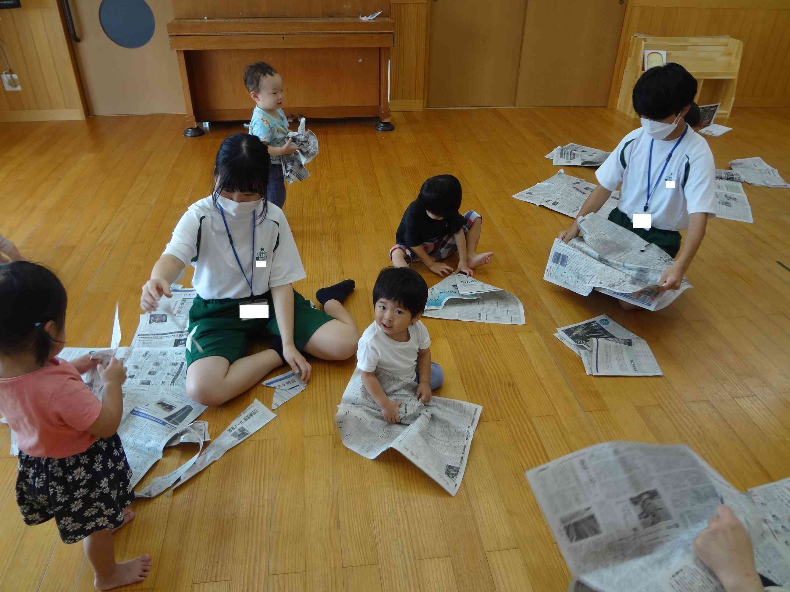 今日は新聞紙で遊びます♪