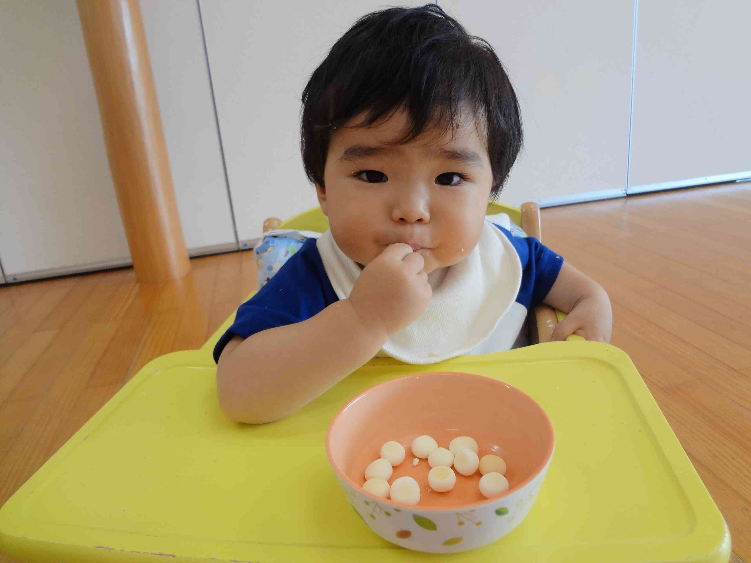 おやつも自分で食べれるよ！