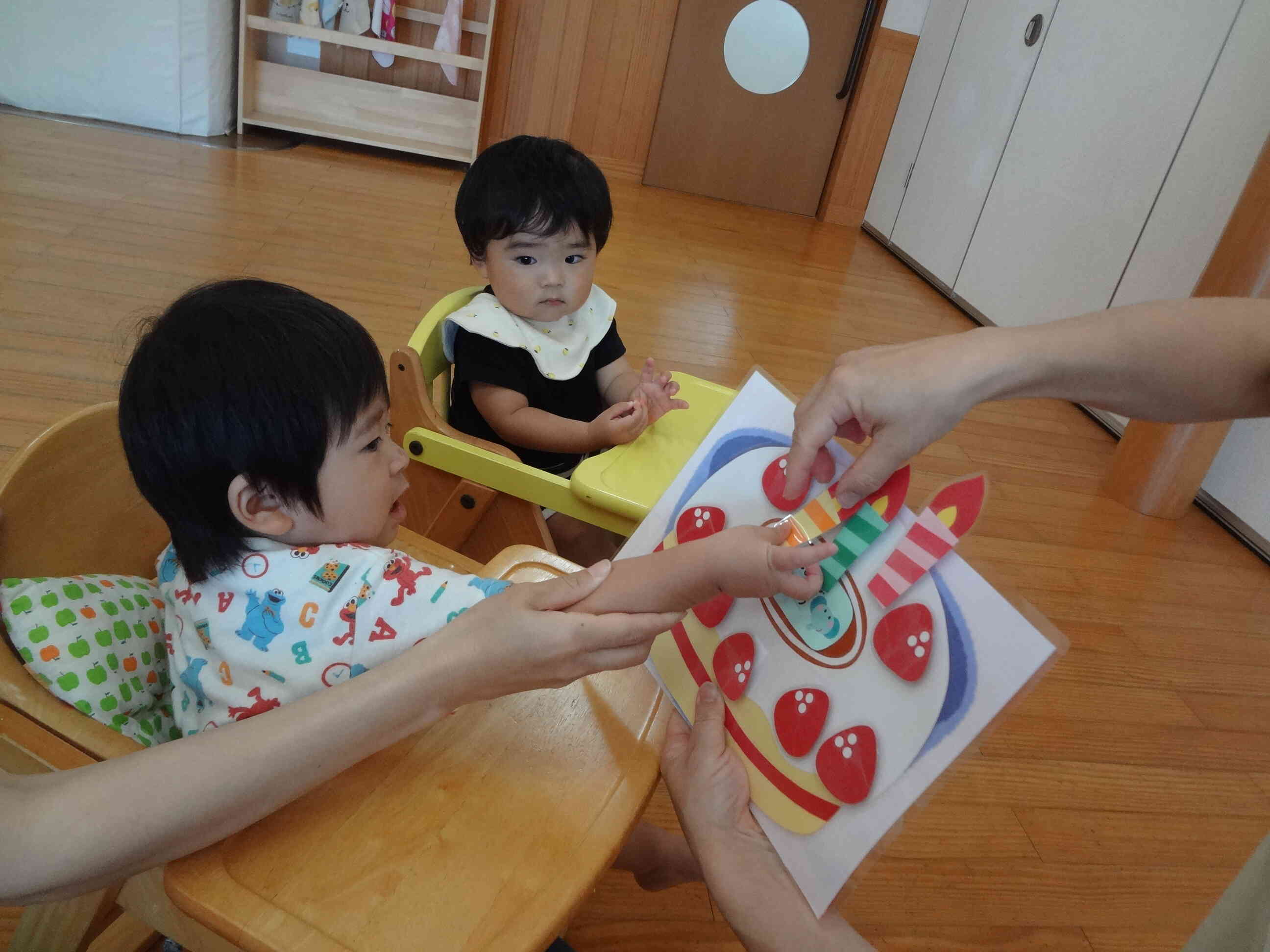 みんなで順番にケーキにいちごを飾り付けて…