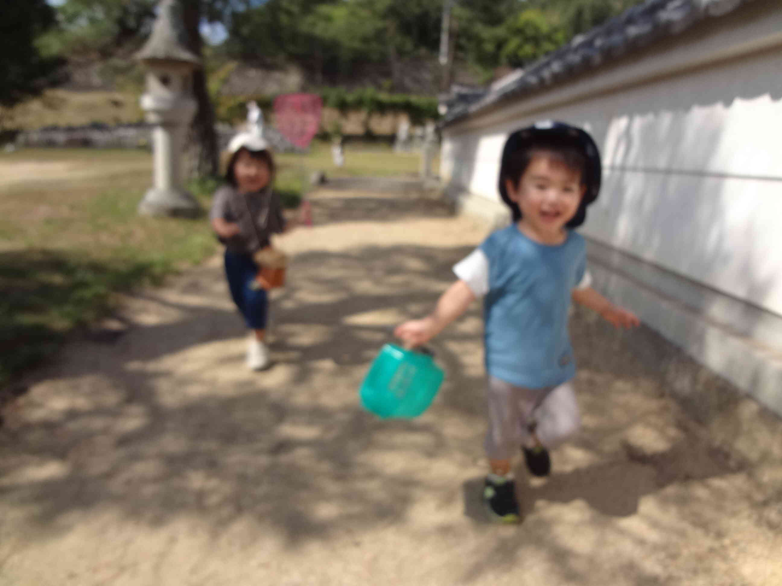 虫かごや網をもって虫を追いかけます！