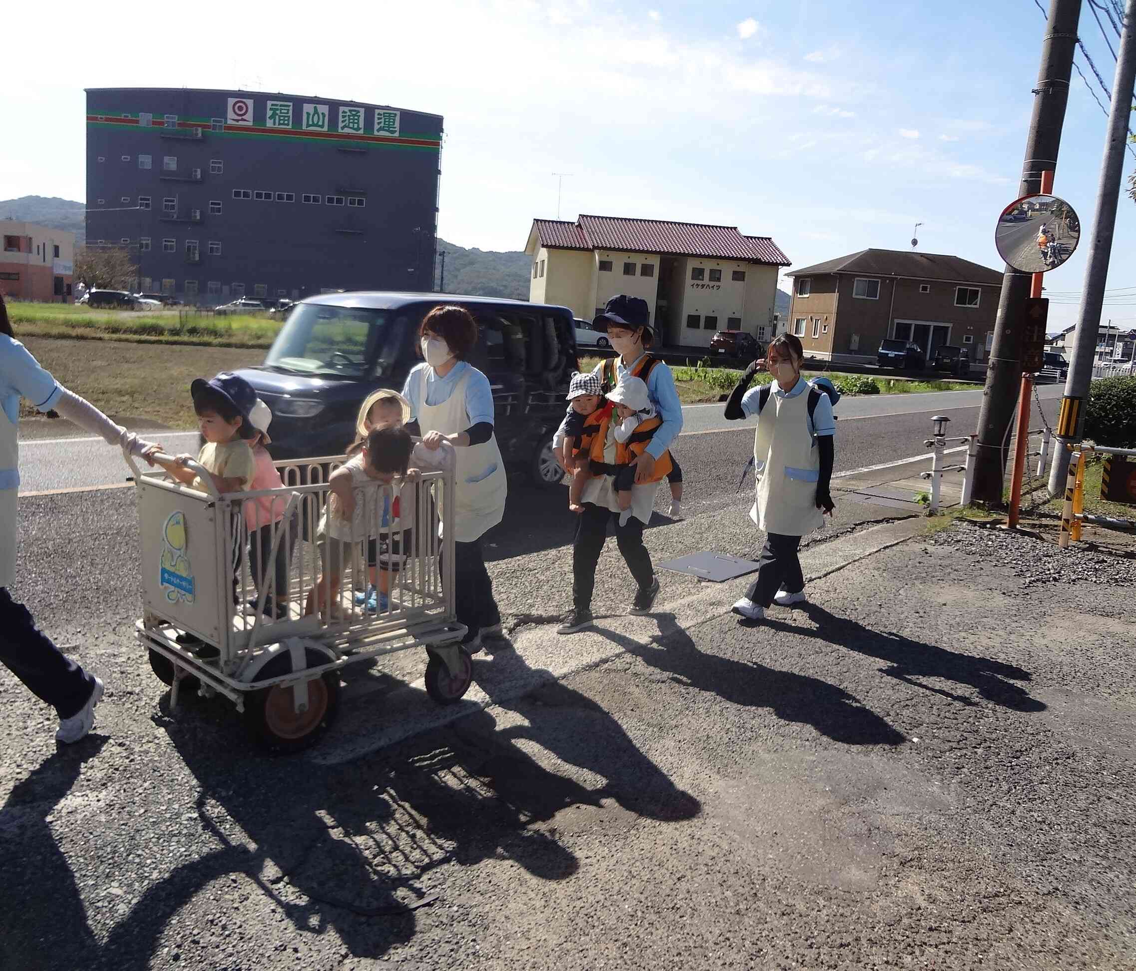 子どもたち7人を安全に誘導します。