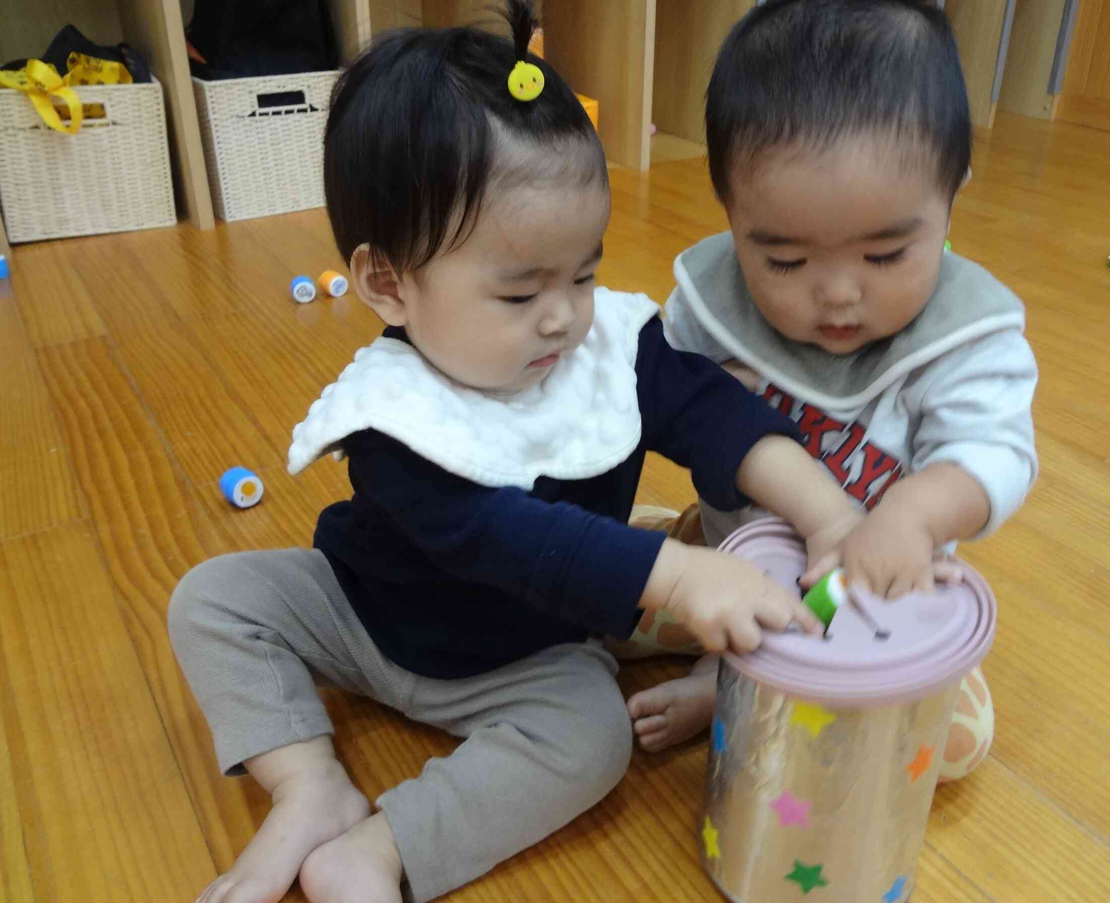 なかよしな2人はよく一緒に遊んでいます。