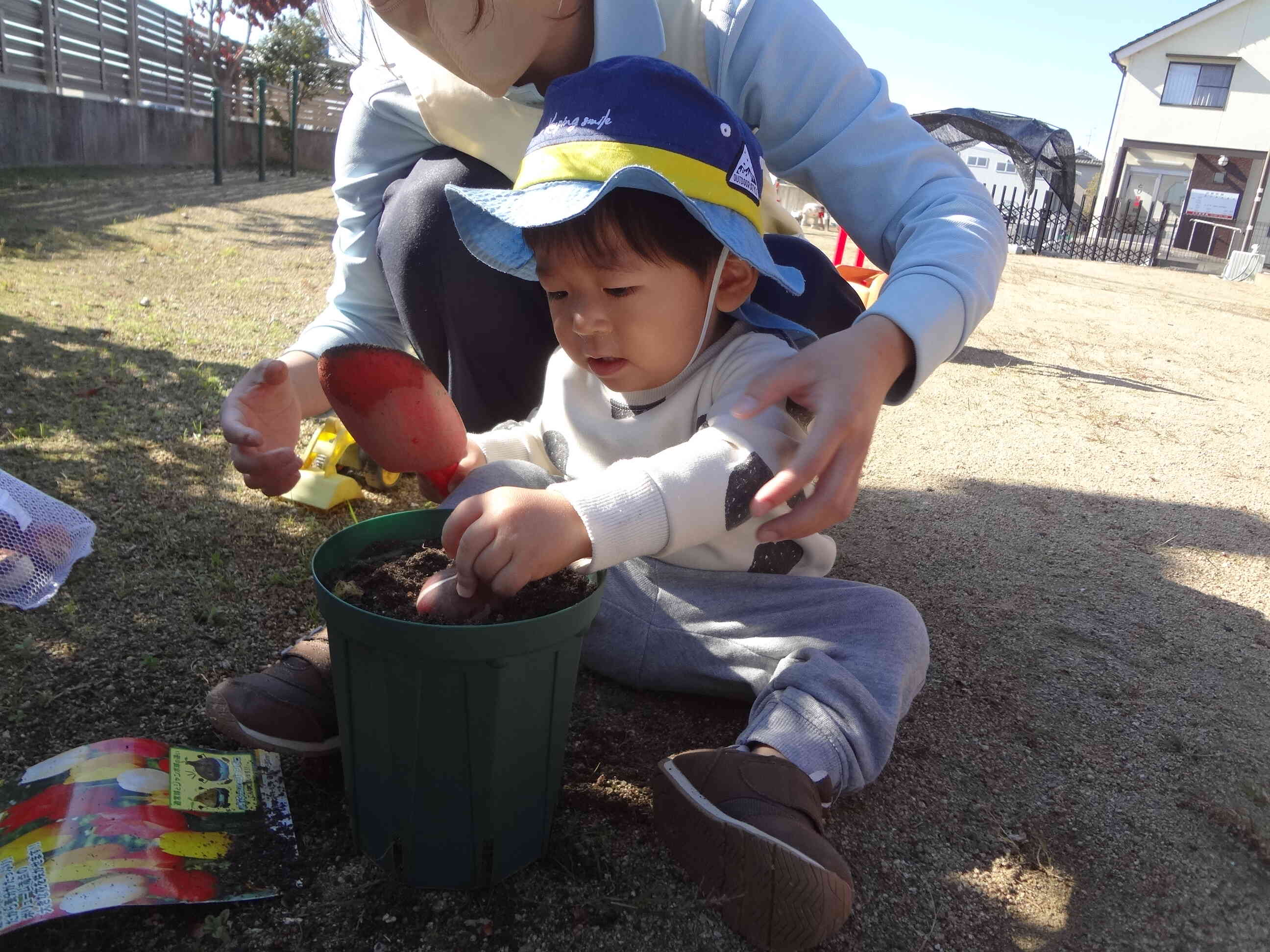 球根をそっとのせたよ。