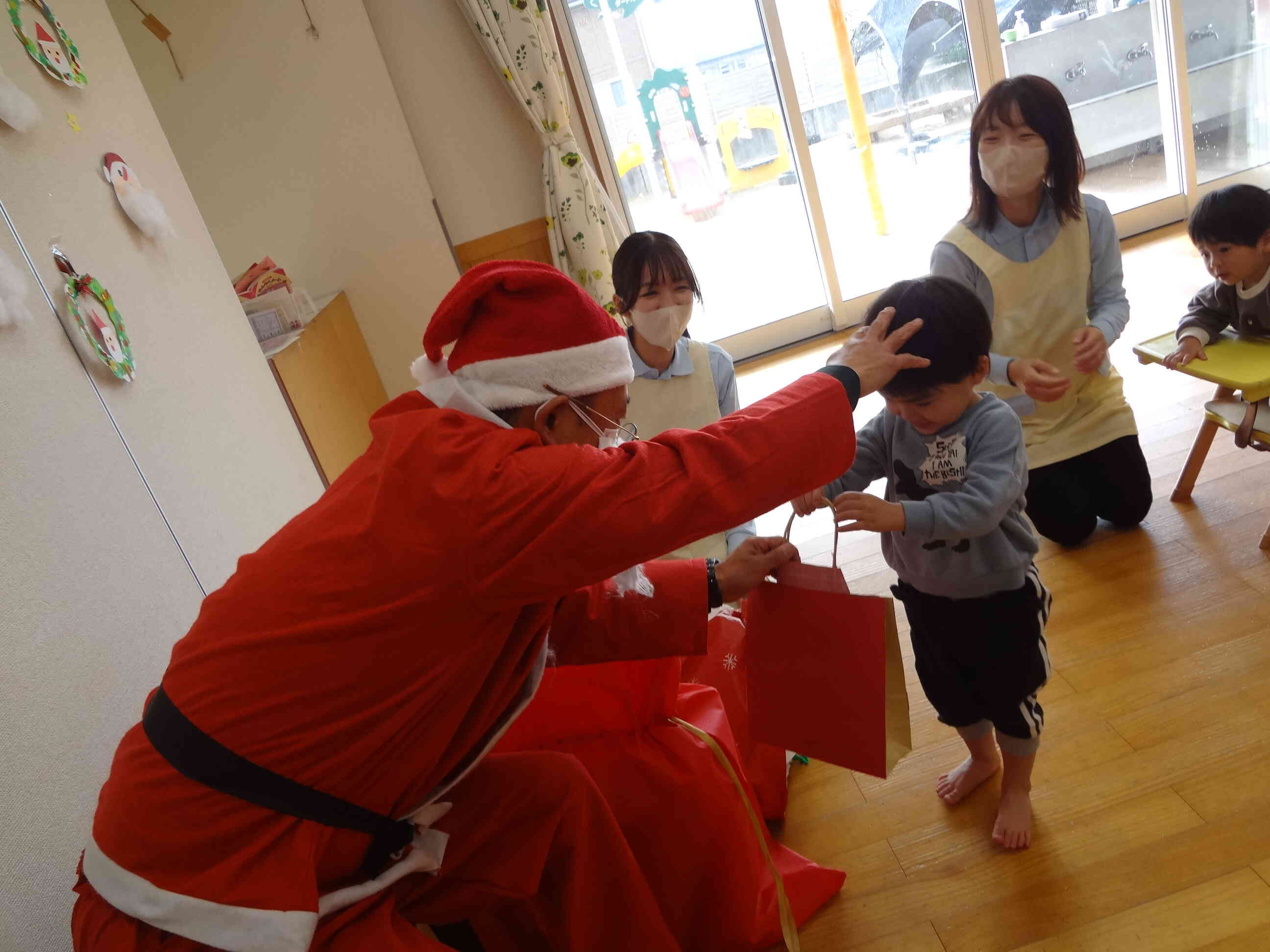 ありがとうとおじぎをするとサンタさんがいい子だね～と頭をなでてくれたよ。