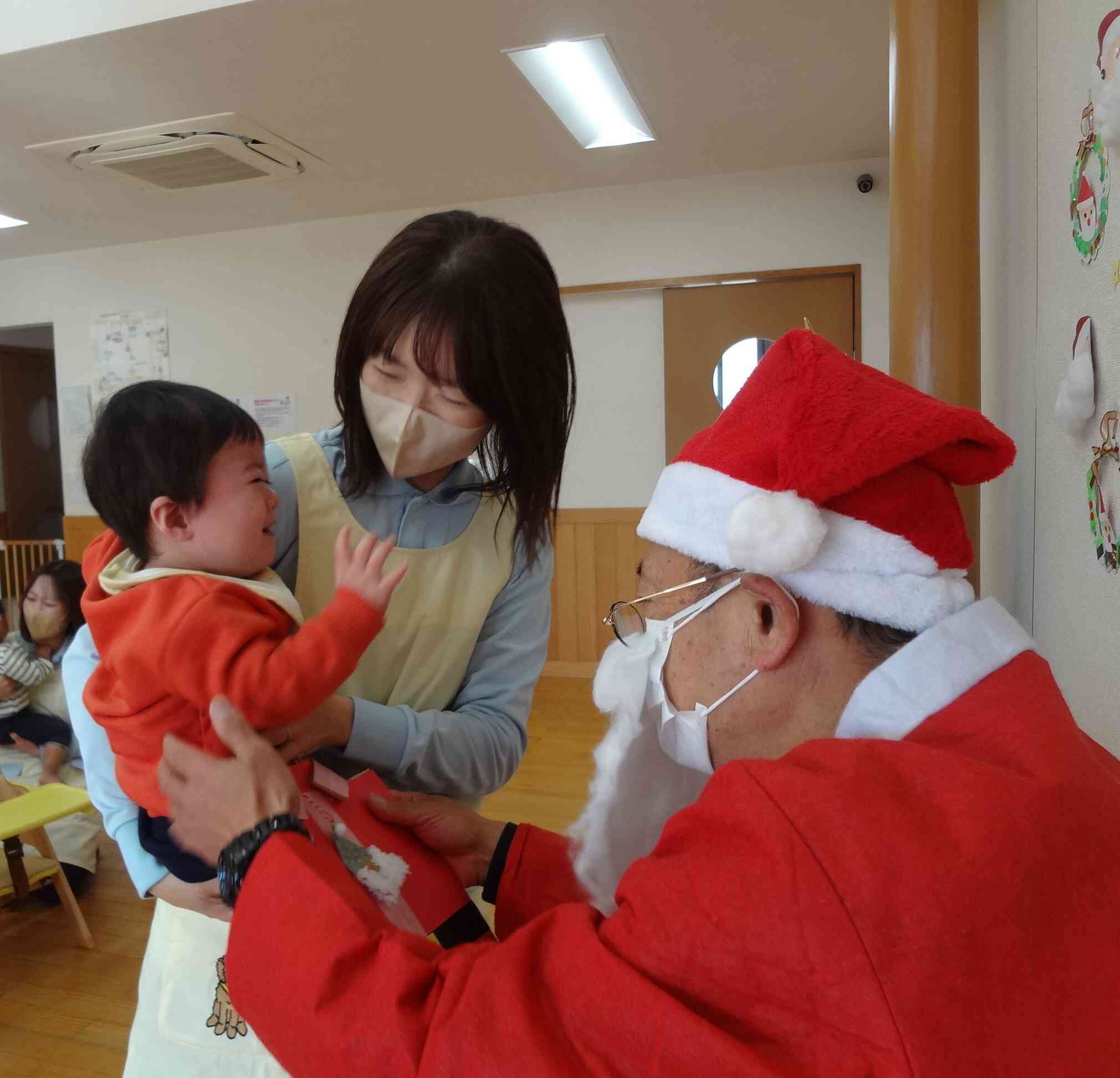 ぼくは、初めてみたサンタさんにちょっぴり びっくり。