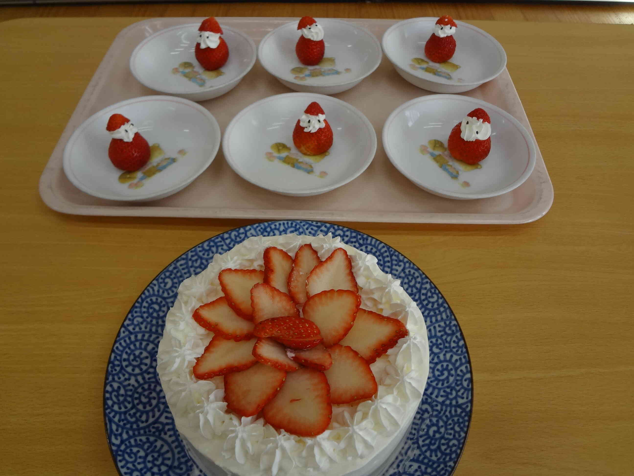 おやつは給食先生手作りの素敵なクリスマスケーキ。みんな大喜びでした！ごちそうさまでした。