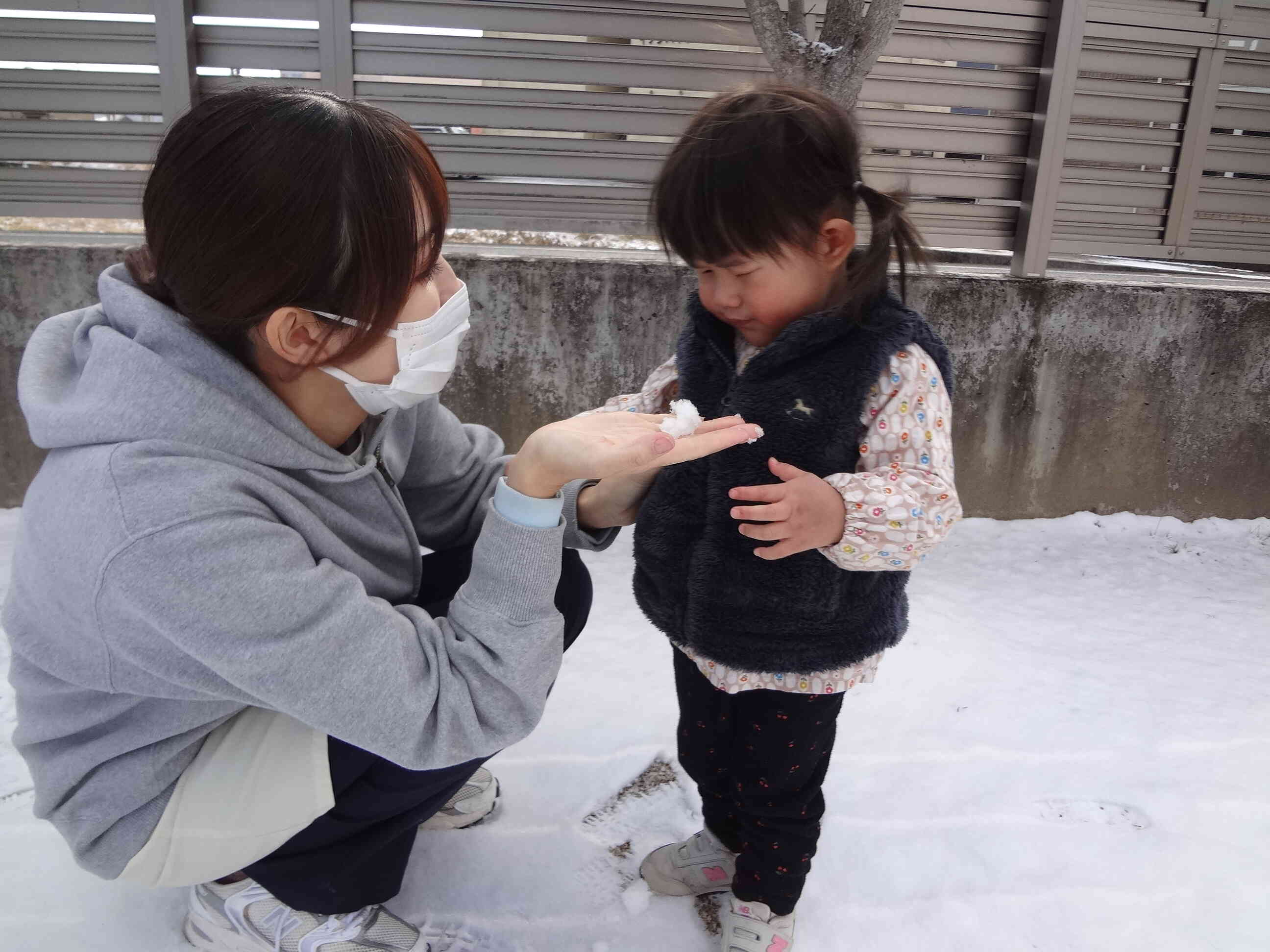 雪に興味津々です！