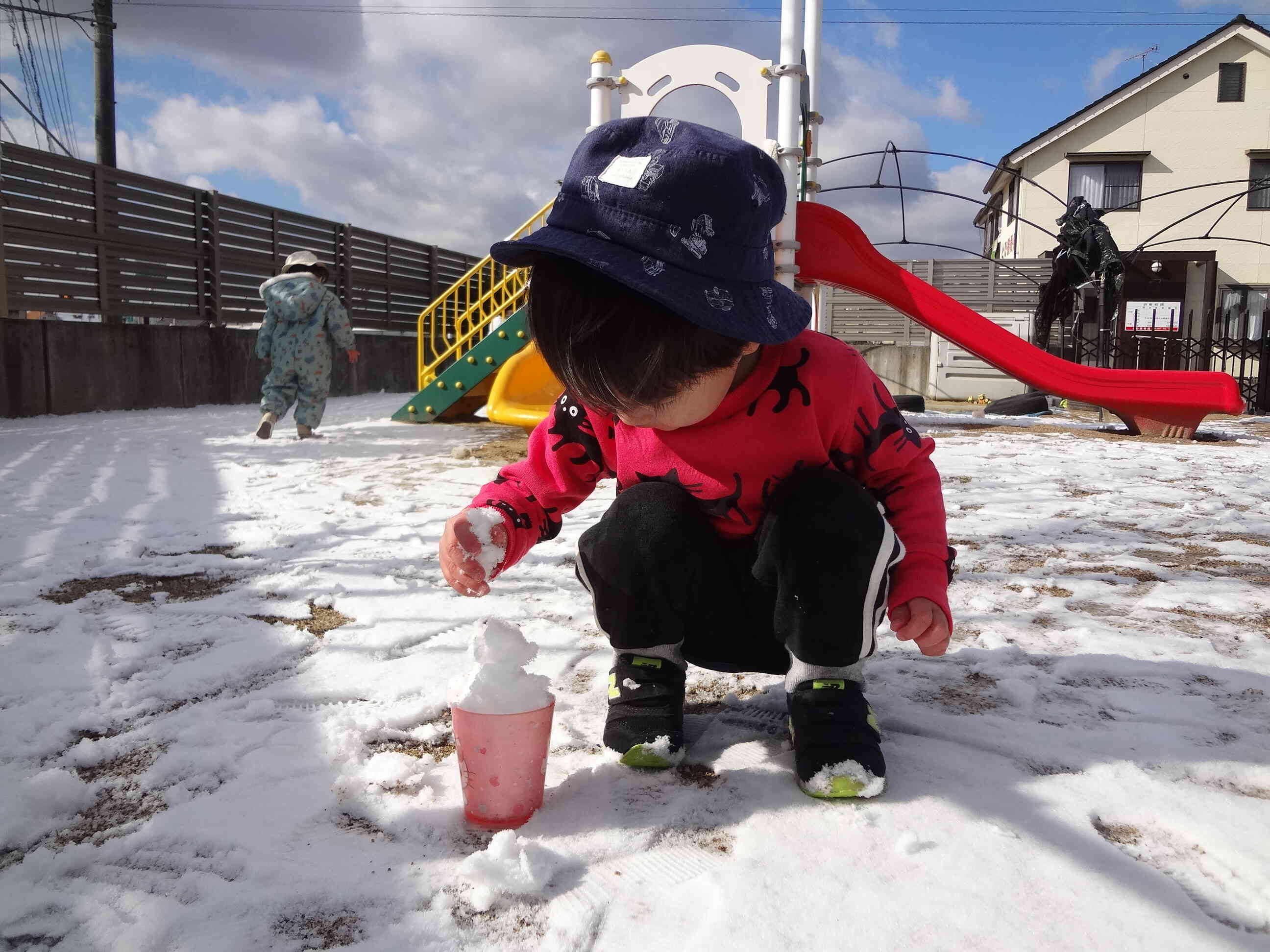 雪を集めてカップに入れたよ。