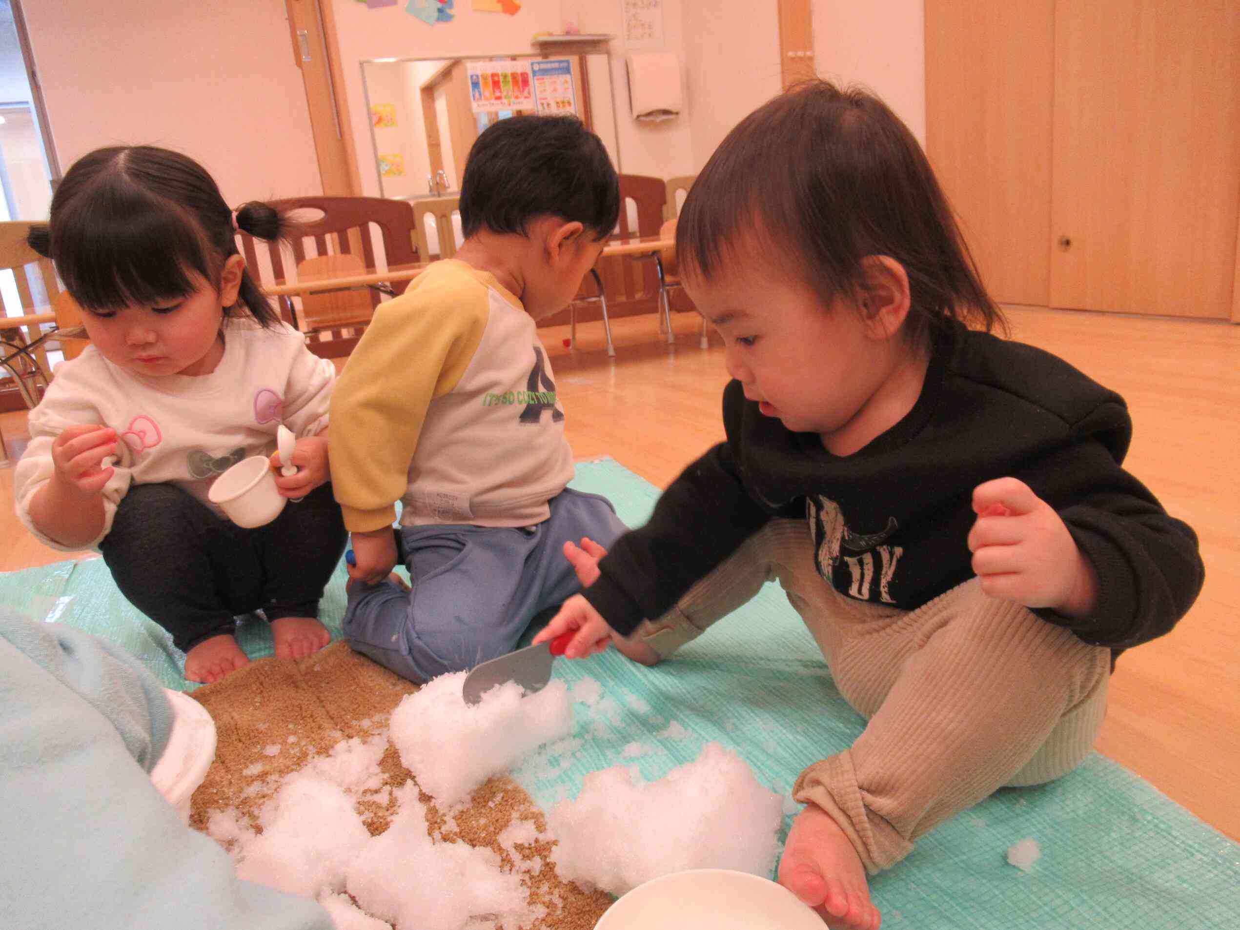 ままごと玩具を使い雪を切ったり～