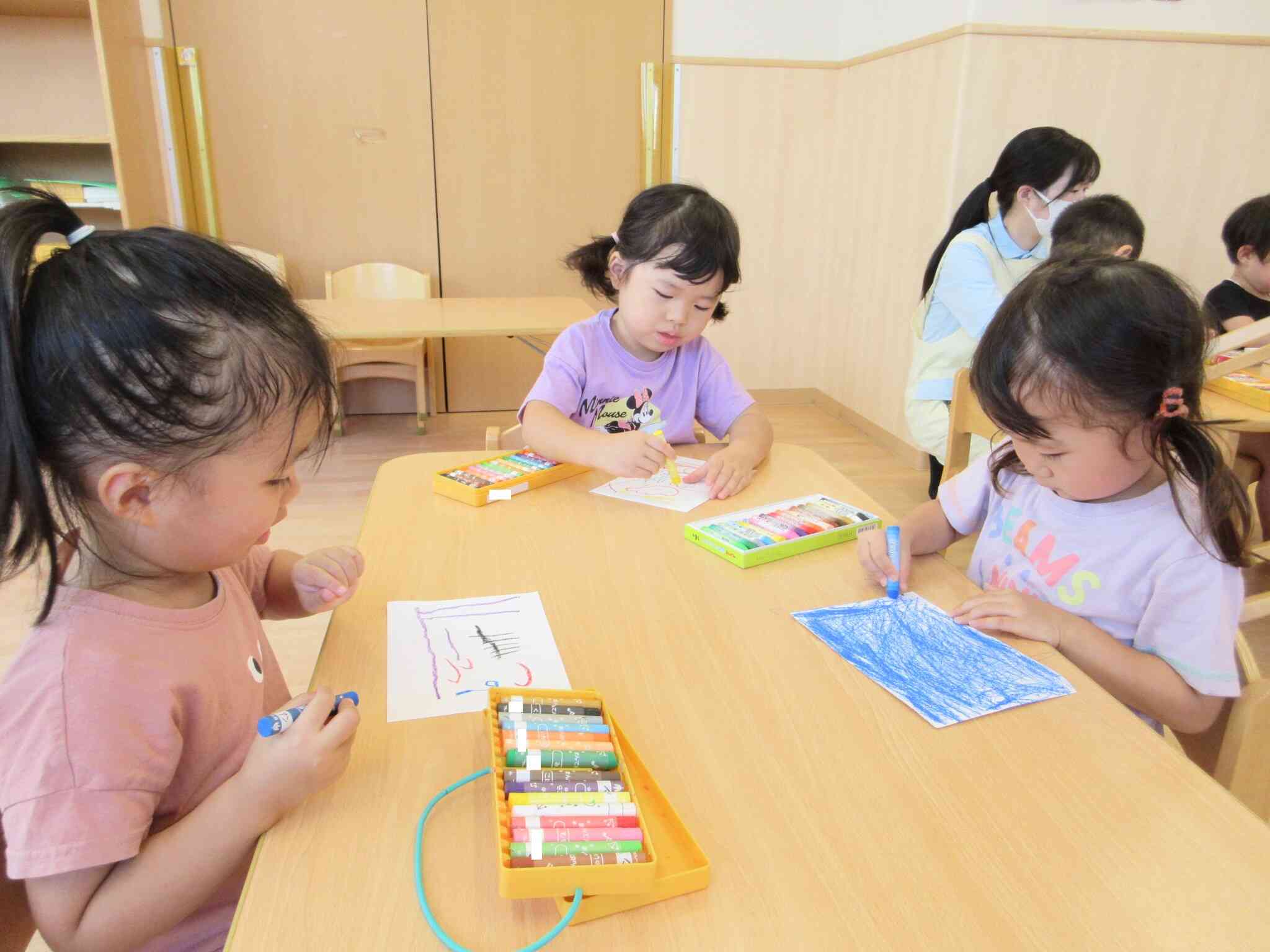 画用紙一面青に塗り、「大雨なの！」