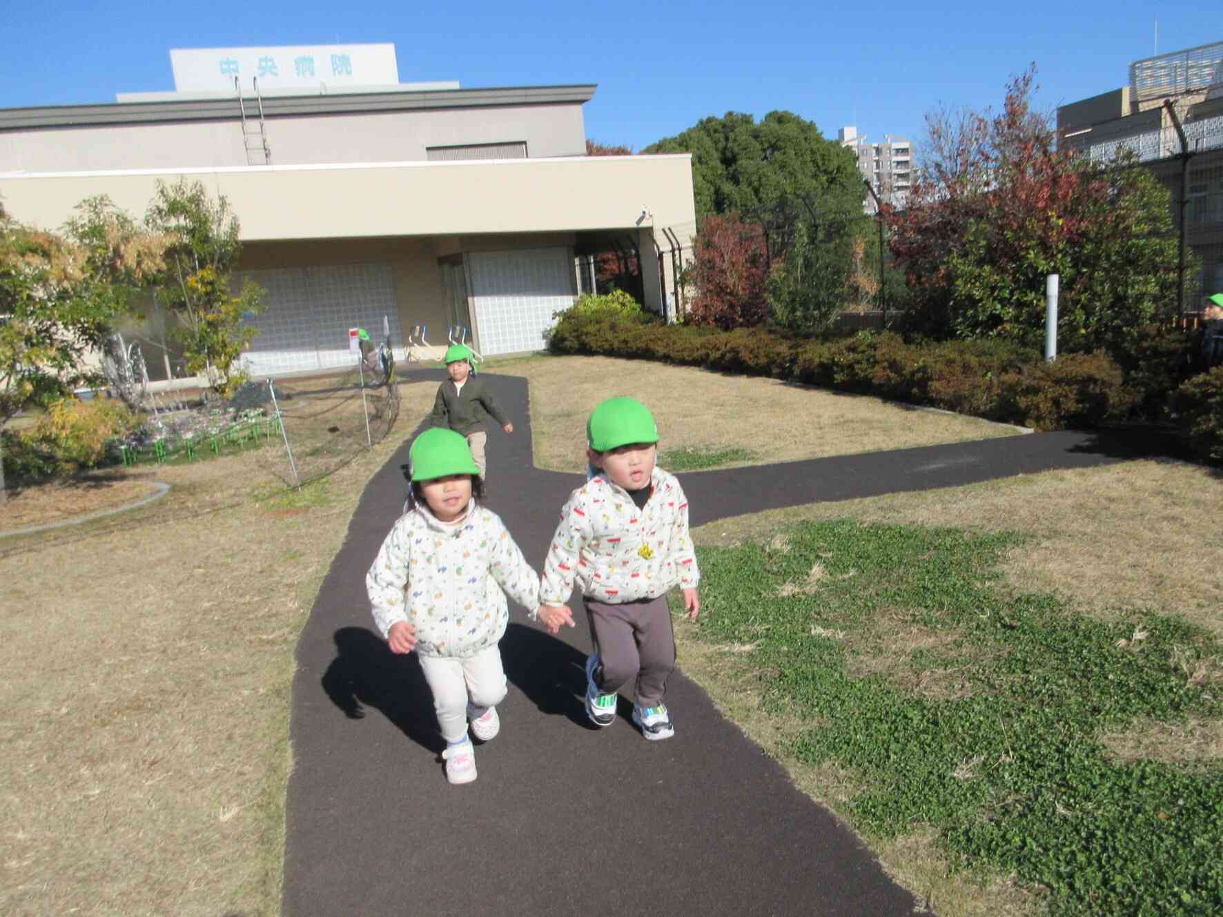 仲良く手を繋いで♡