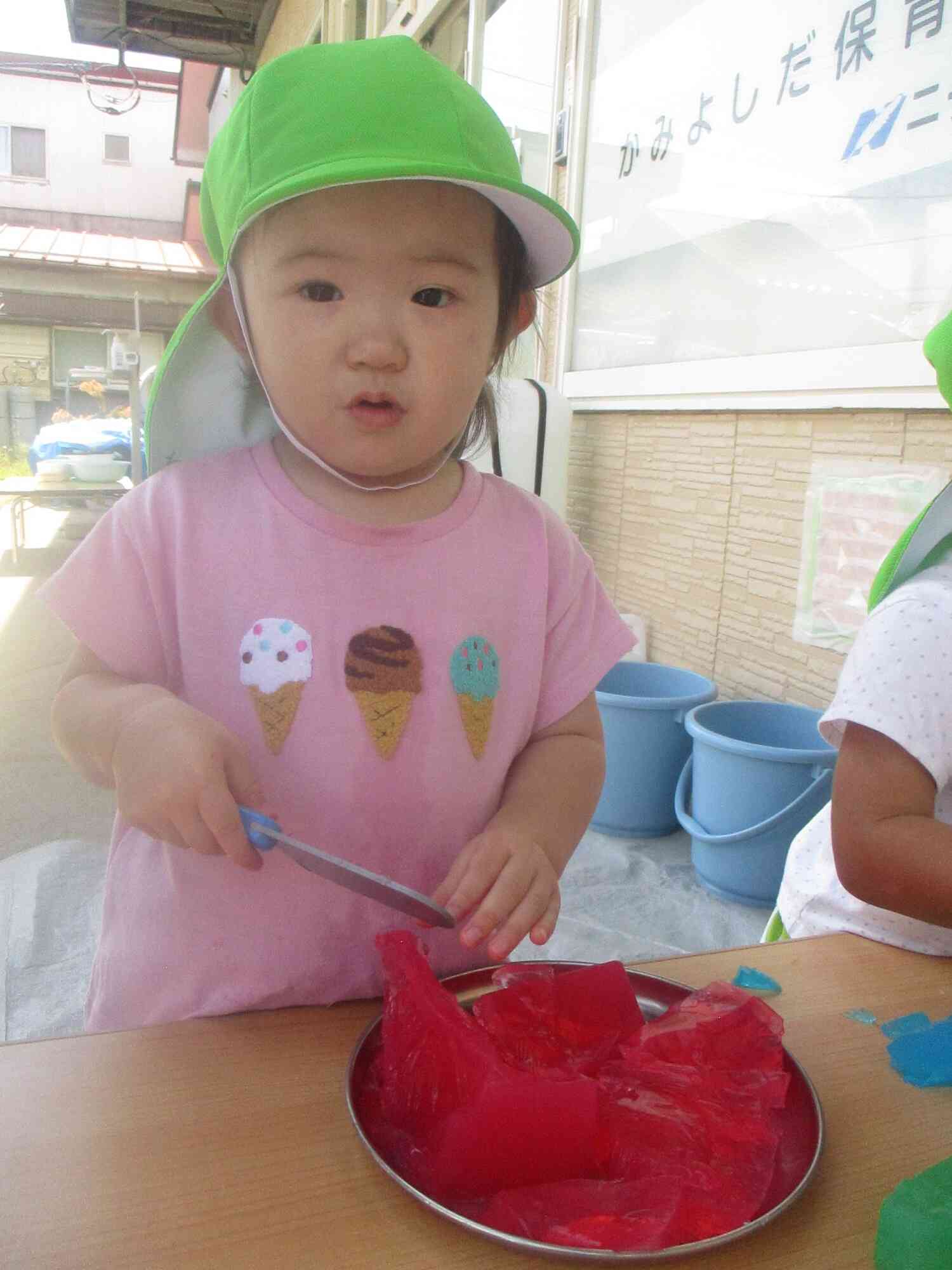 あひる組（1歳児）8月寒天遊び