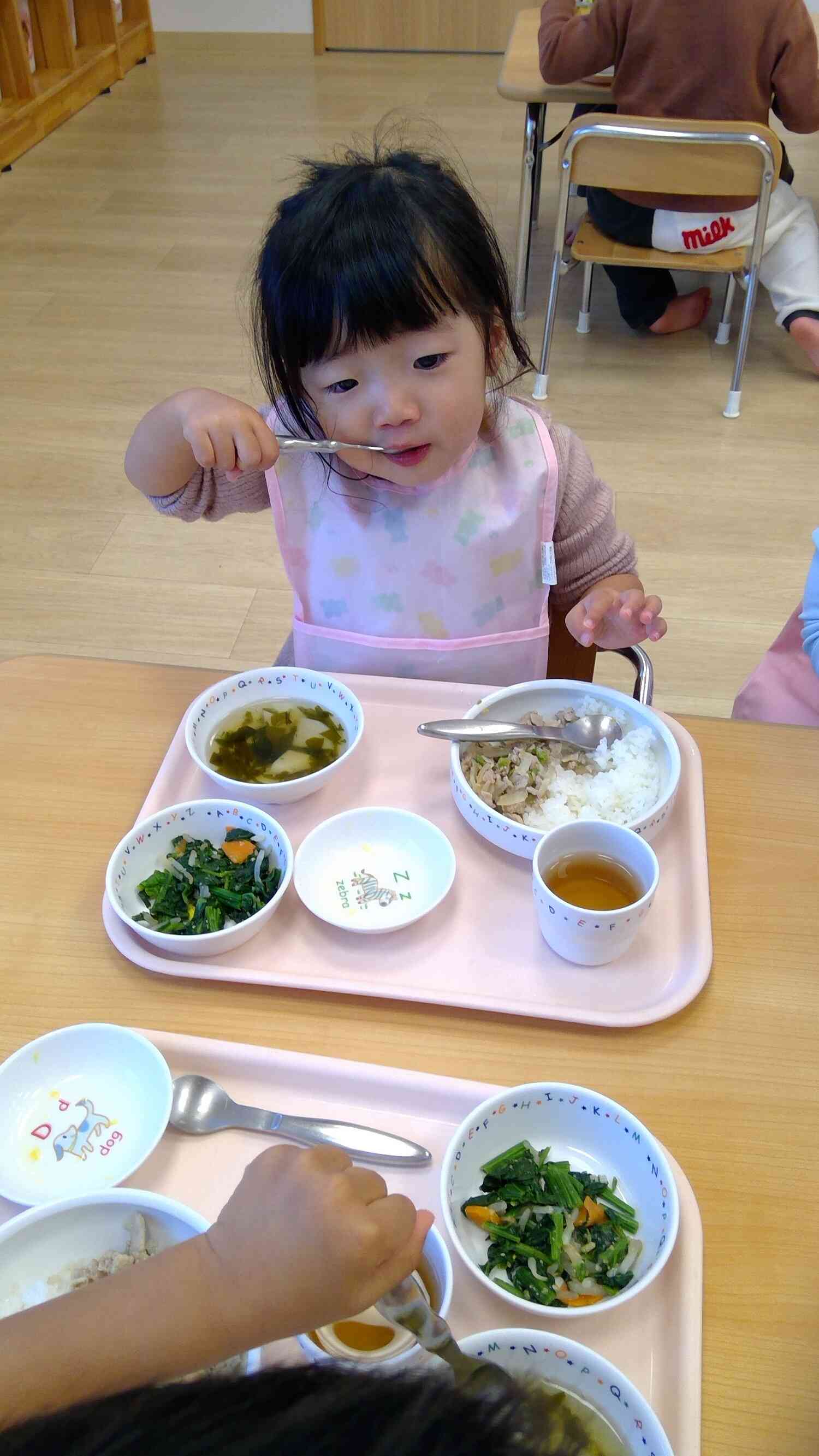 「給食、おいしいなぁ！！」