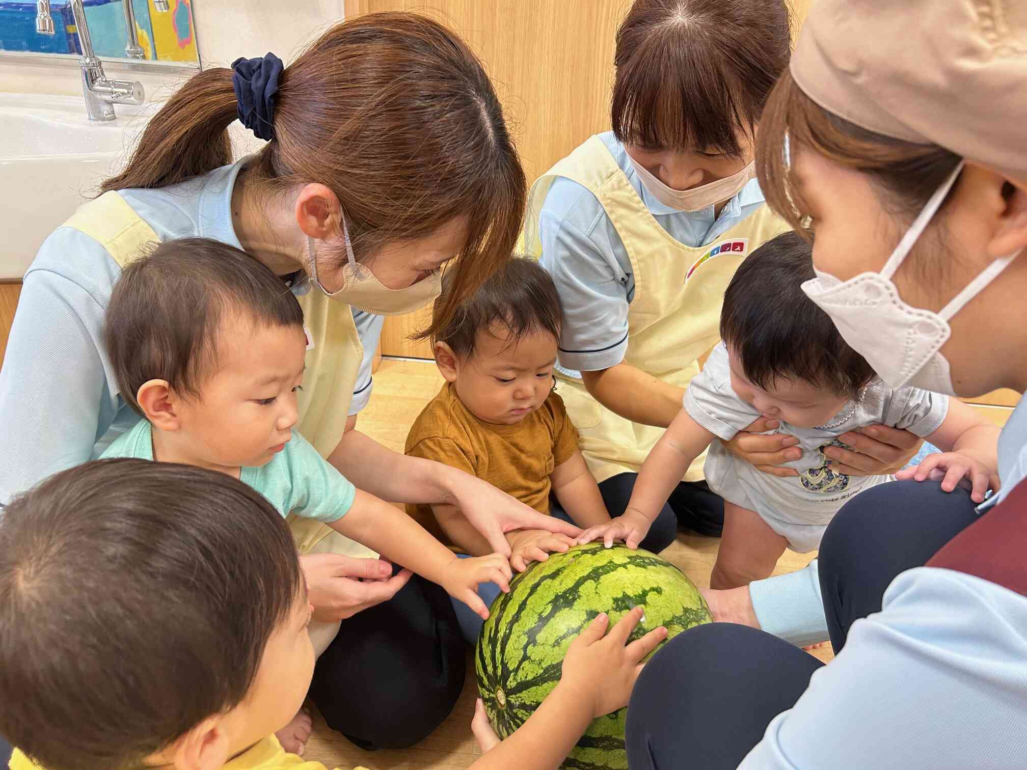 8月の食育活動（すいか割り）