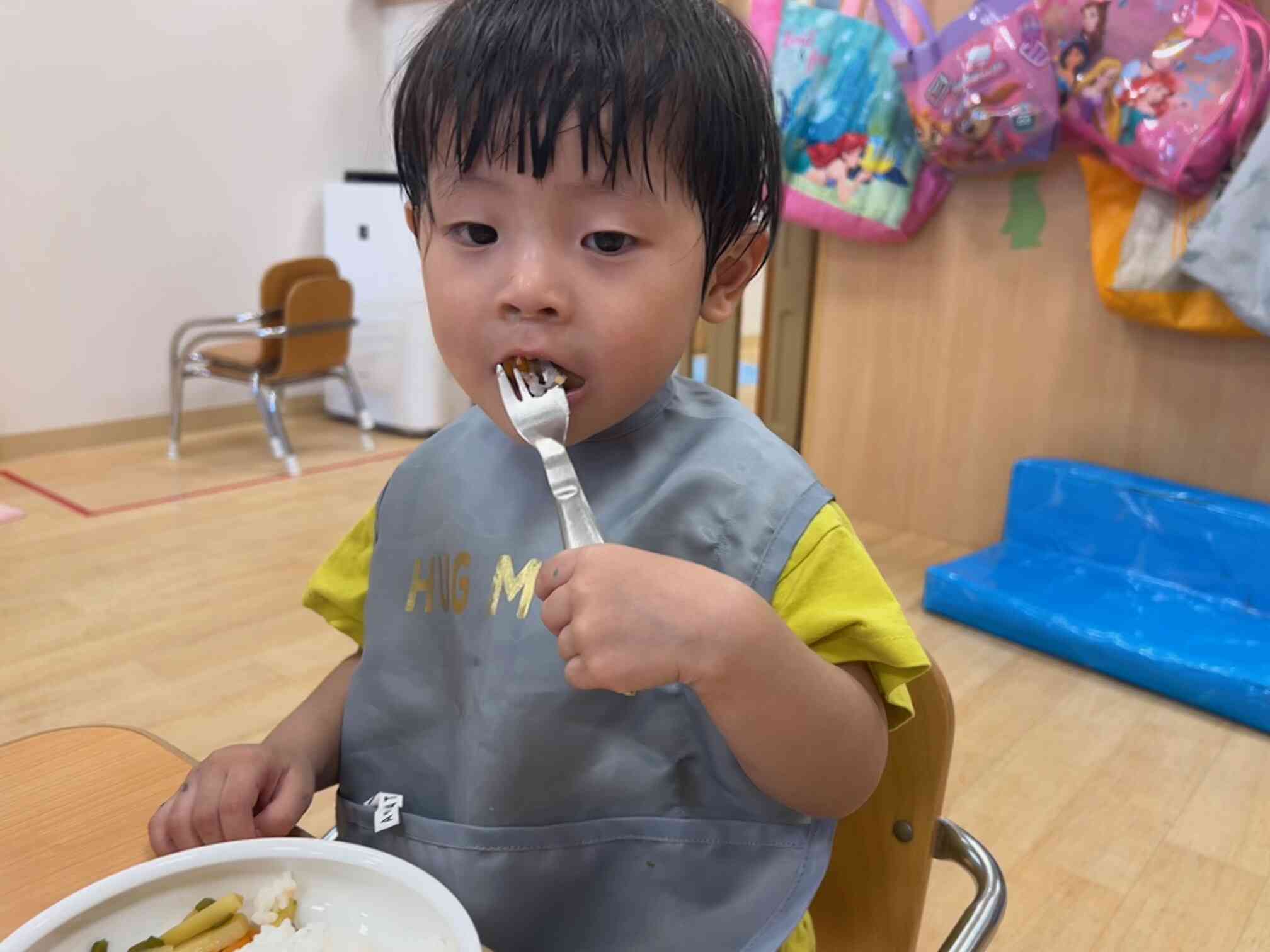 あひる組（1歳児）さんもフォークが上手になってきました！