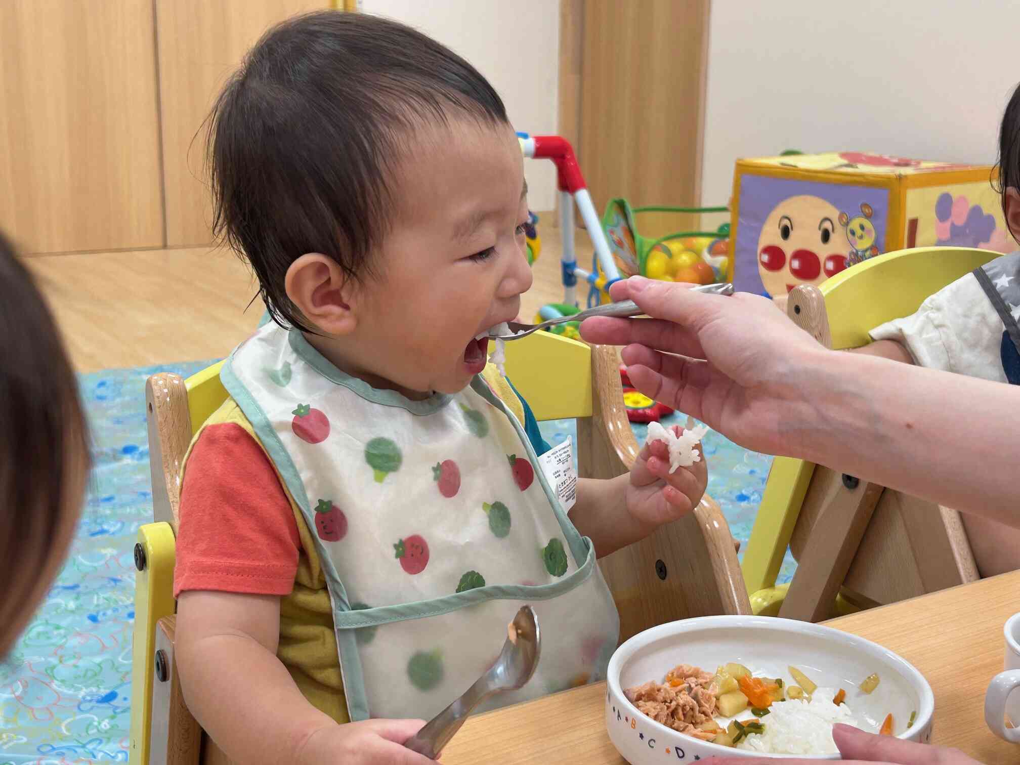 ひよこ組（0歳児）さんもいっぱい食べていますよ！