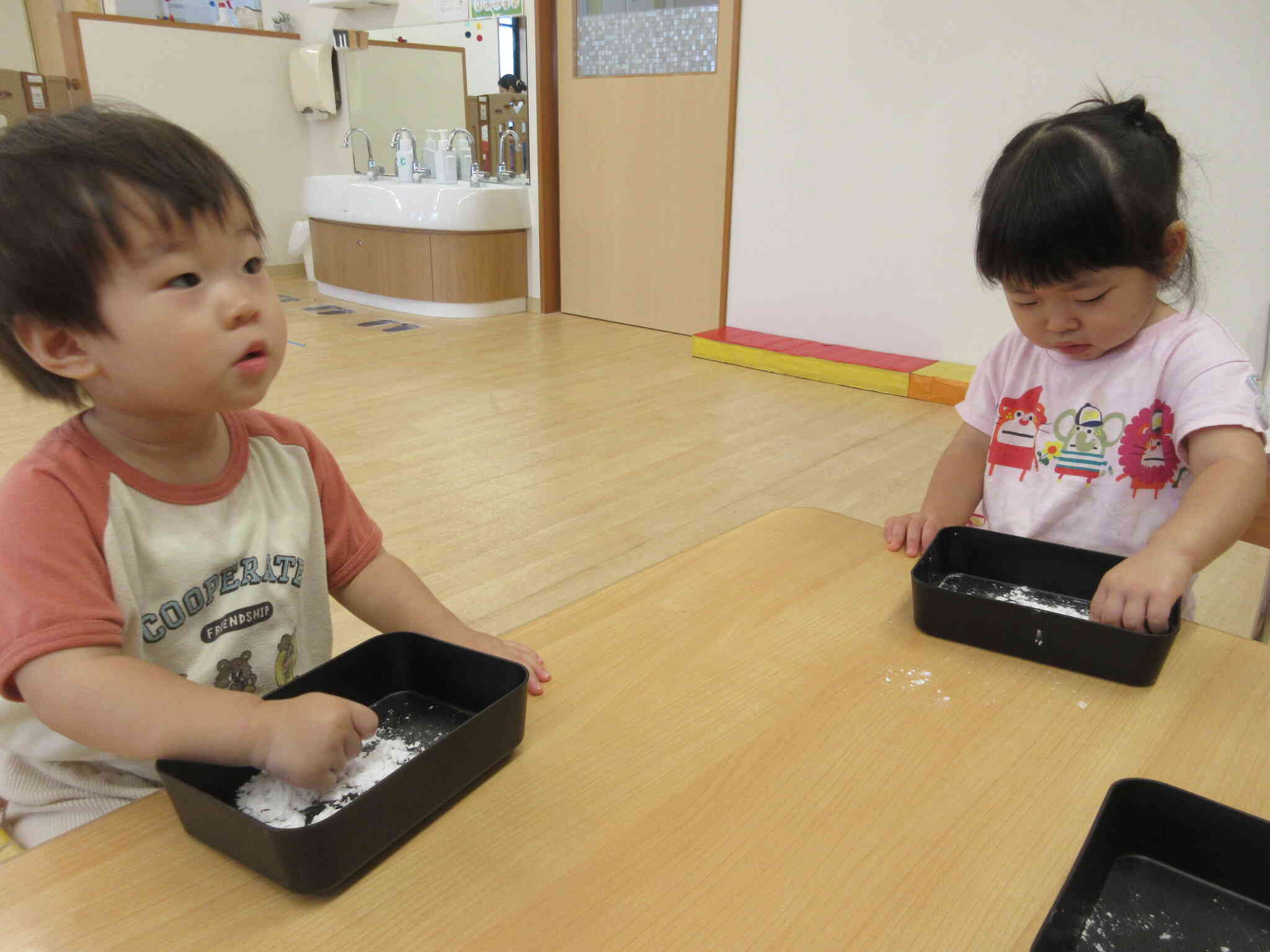 不思議な感触の片栗粉粘土あそび（1・2歳児）