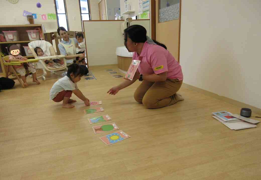 今月は「自然」がテーマーです！たくさんのカードの中から探し出す２歳児さん！