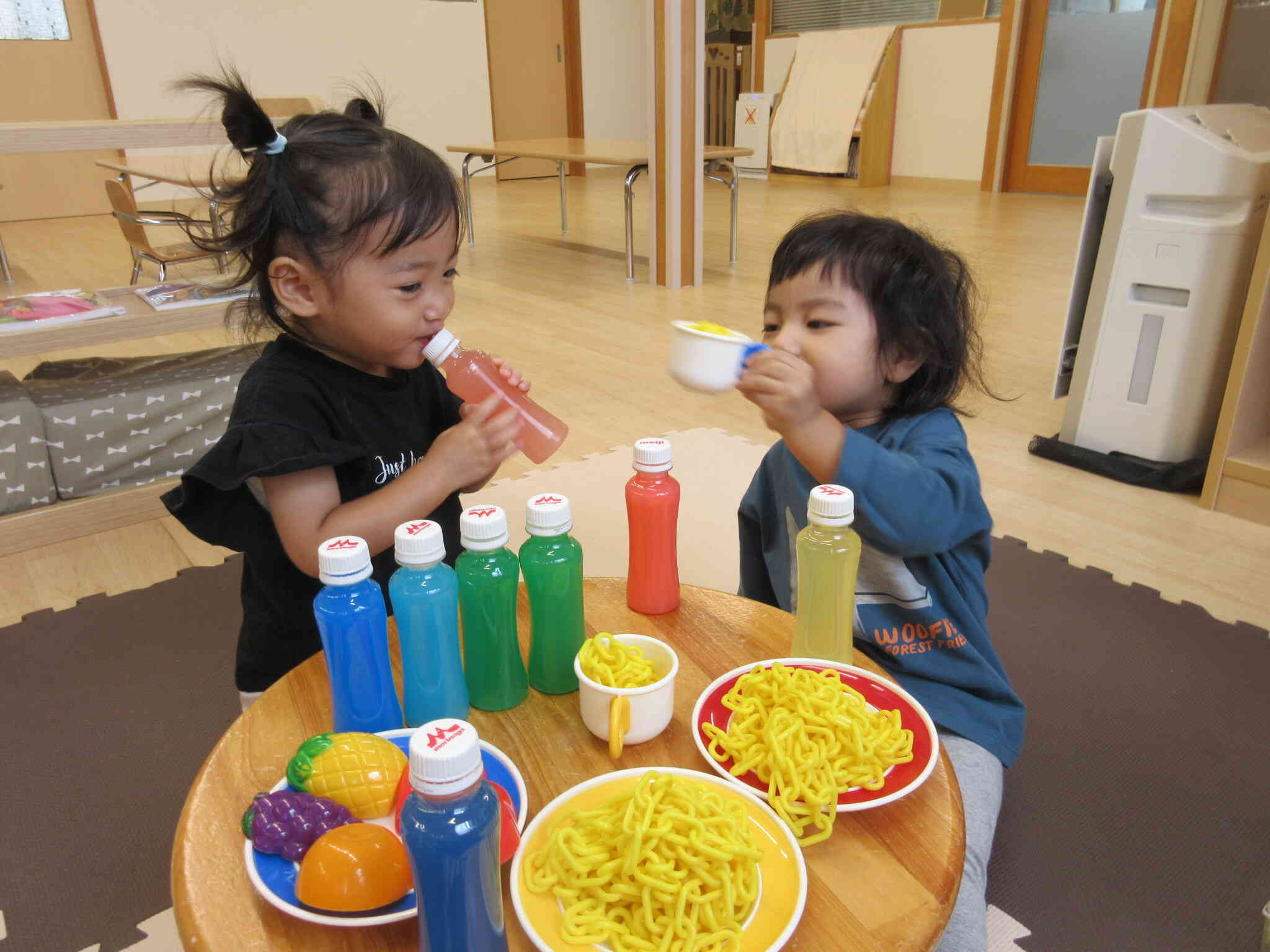 おままごと♡机の上いっぱいに食べ物がたくさんだね！