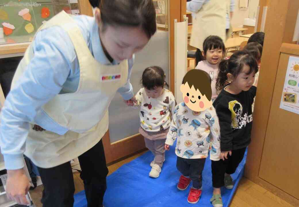 ガラスが飛散！足元にも危険が････