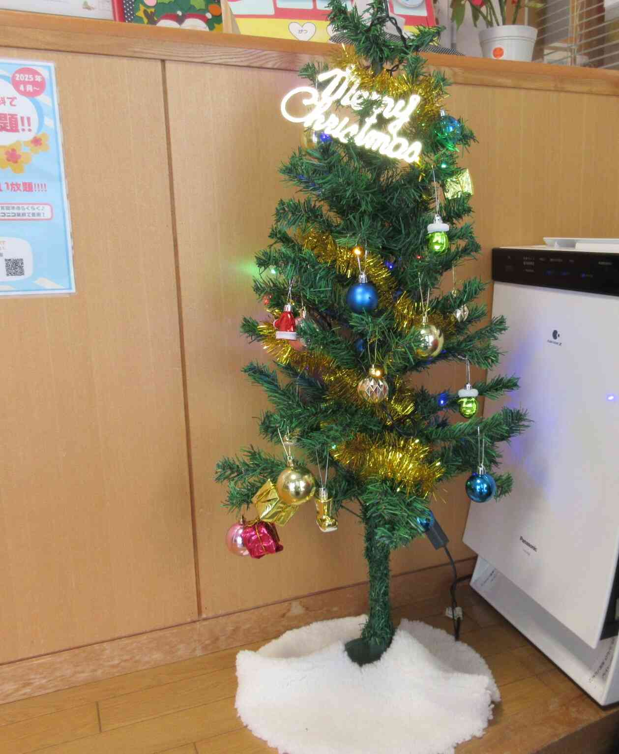 クリスマスツリーは保護者をお出迎え！