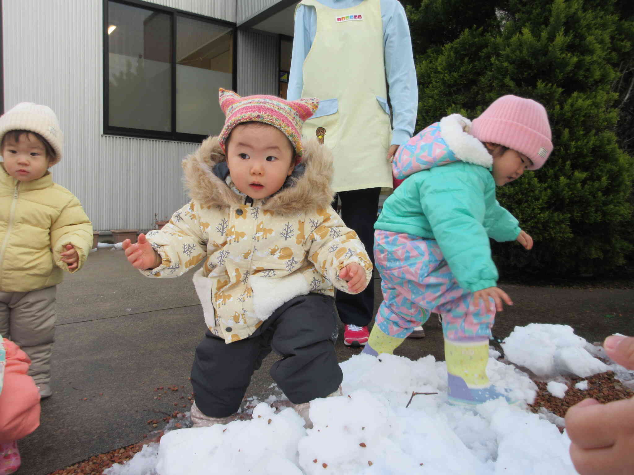 雪のお山は登りにくいな