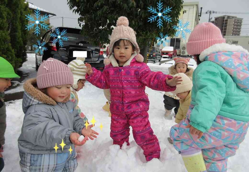 寒さなんてへっちゃら！！雪冷たーい！