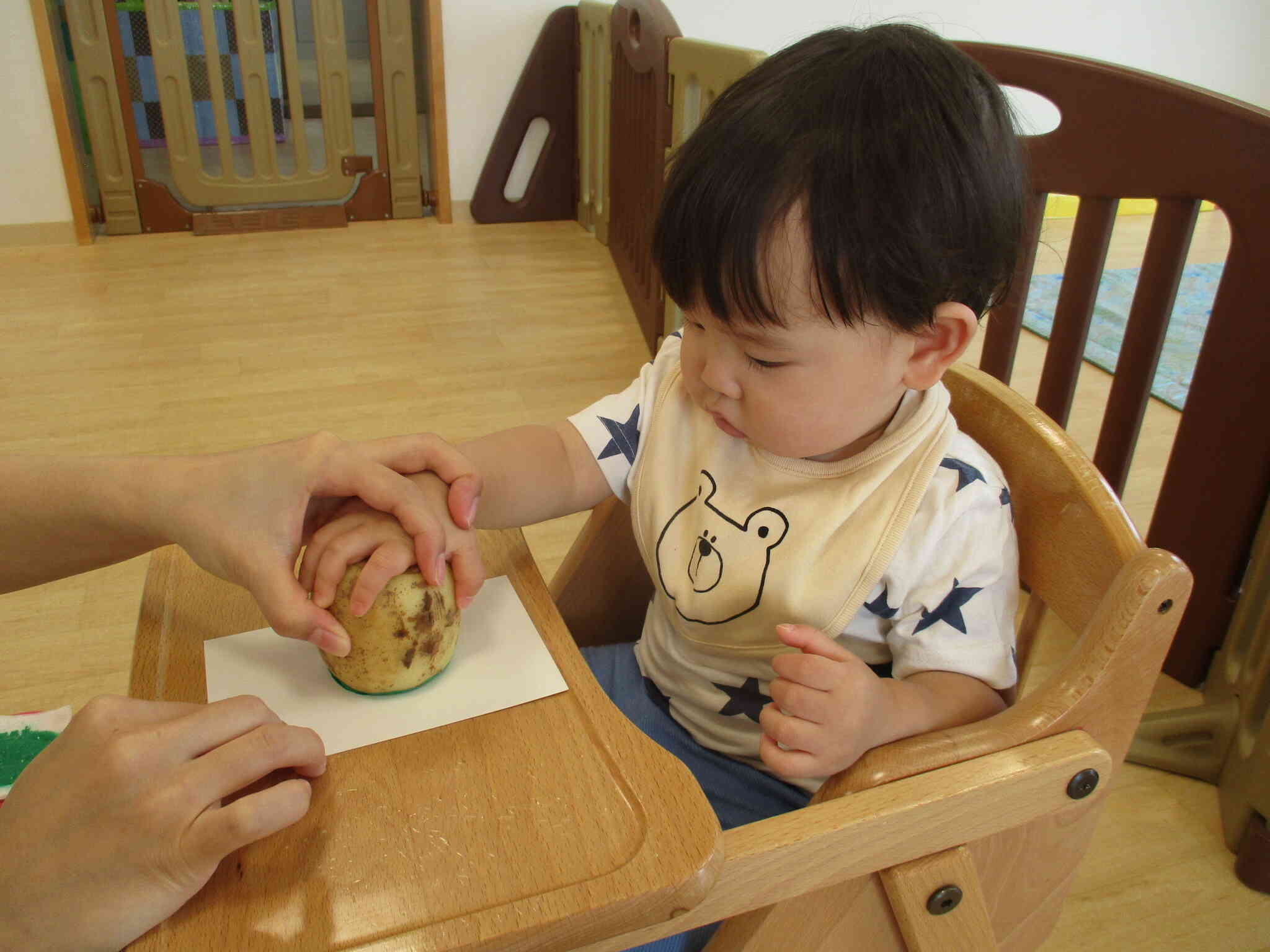 0歳児の野菜スタンプ