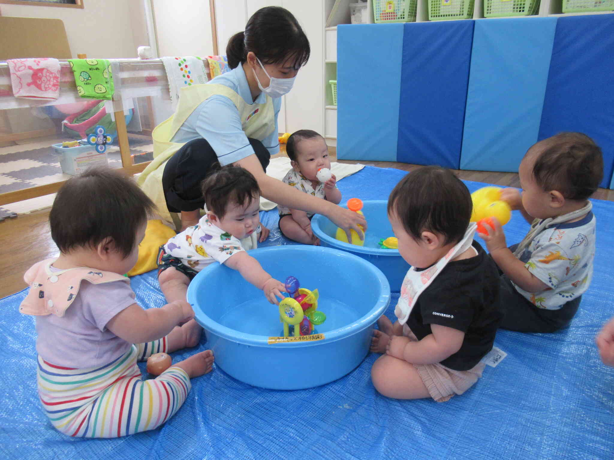 室内遊びの様子（ひよこ組0歳児）