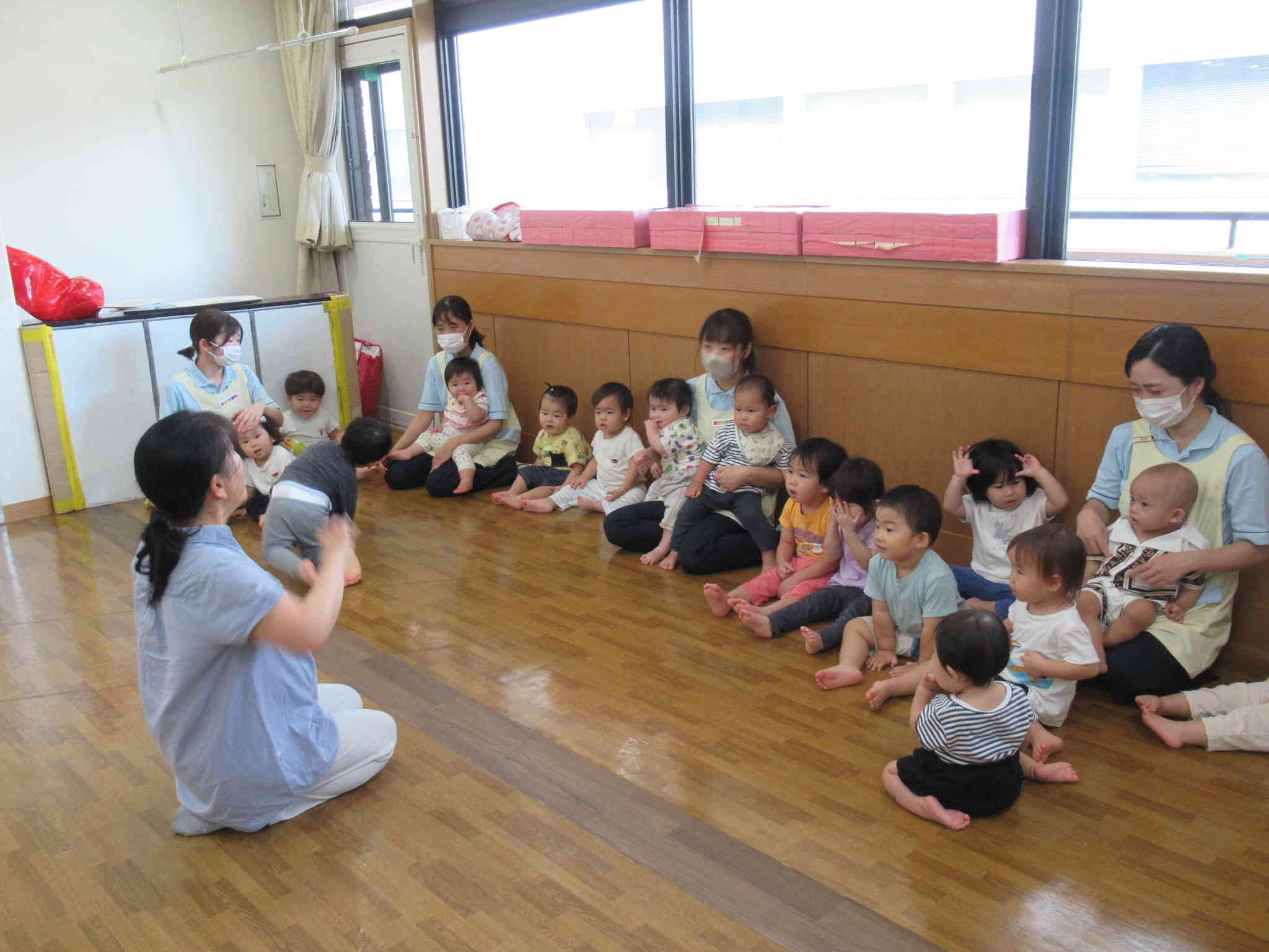 リトミックの様子（ひよこ組0歳児・あひる組1歳児）