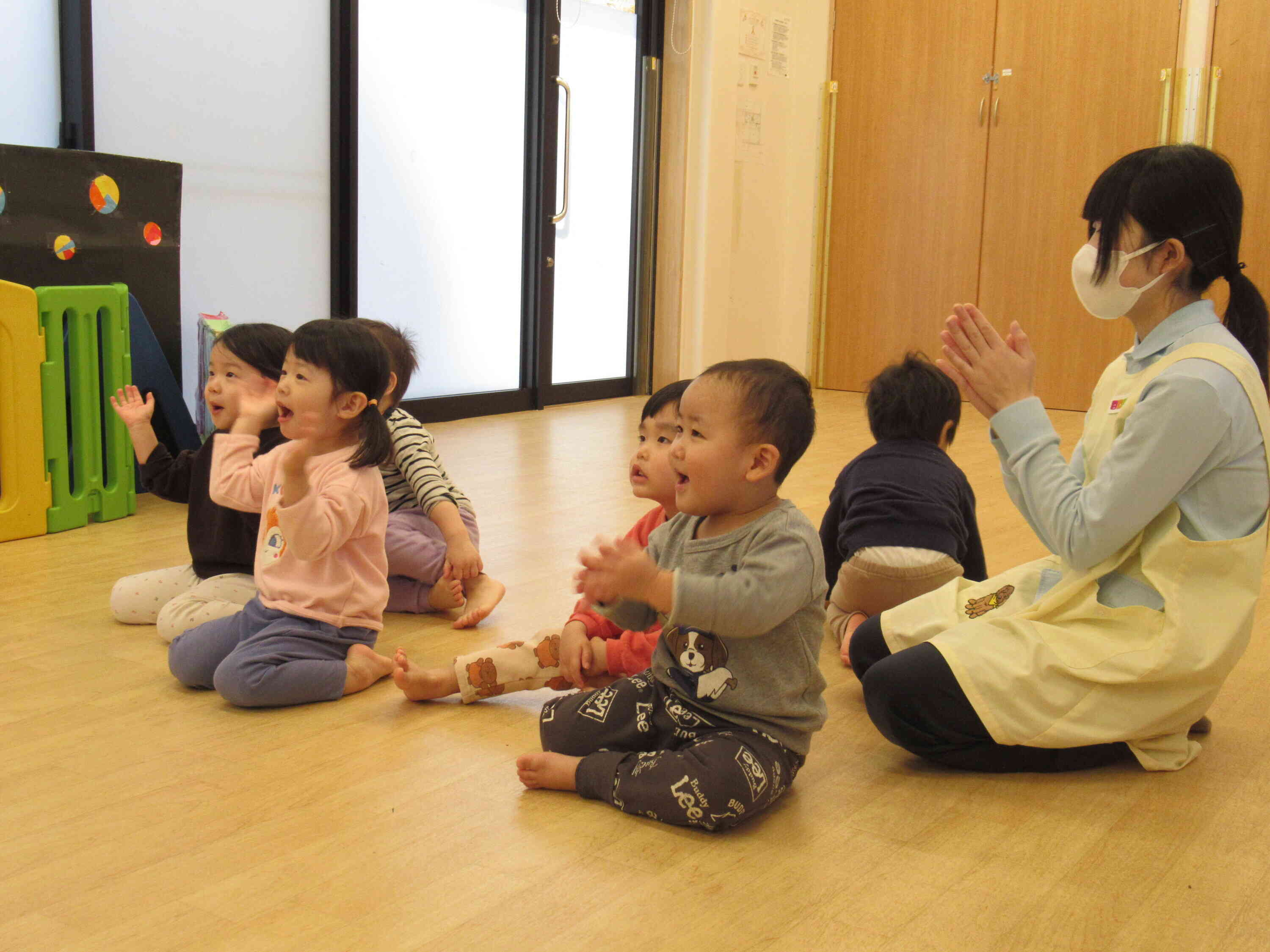 まつぼっくりの手遊びに夢中です☆